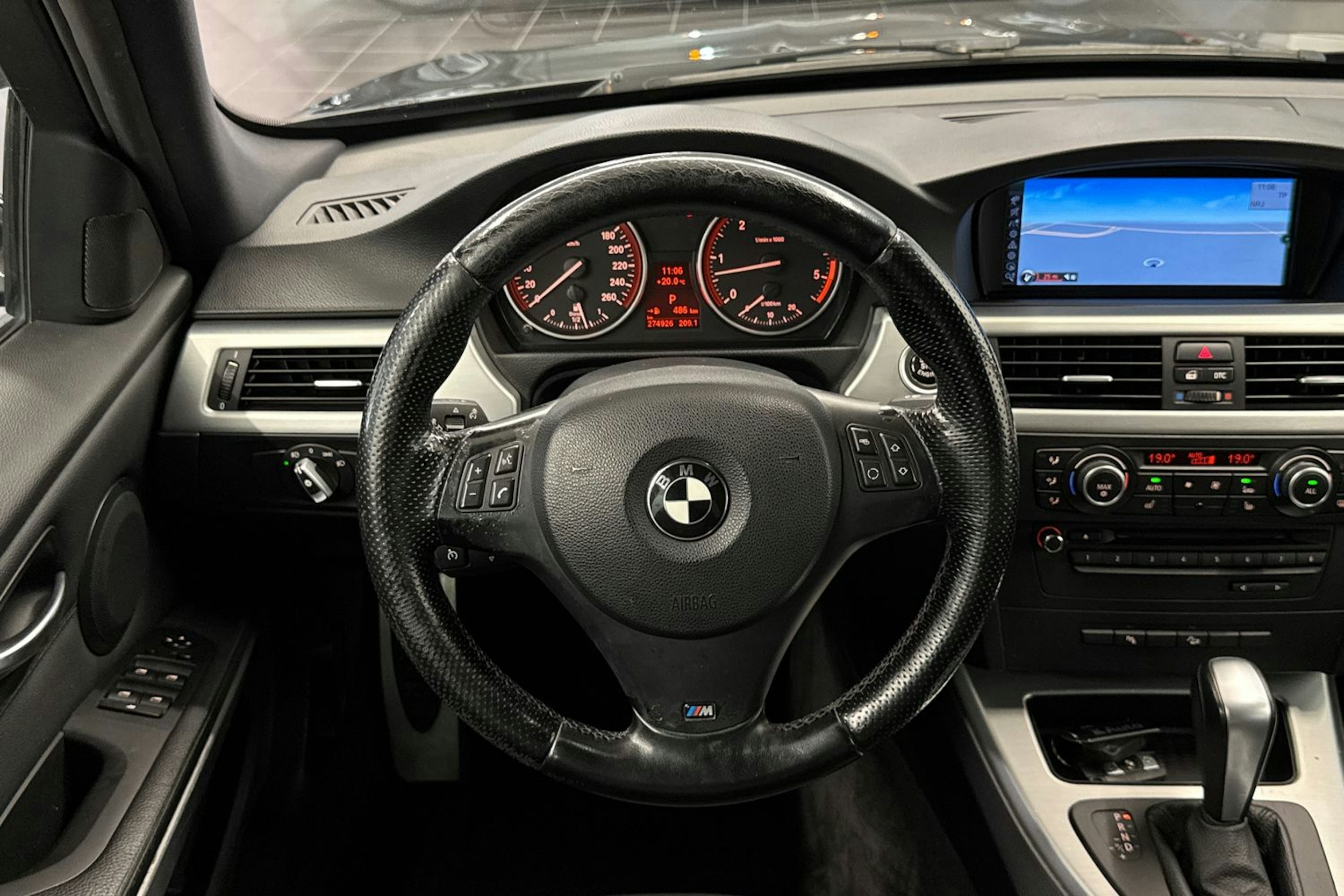 musta BMW 330 2009 kuva 17.