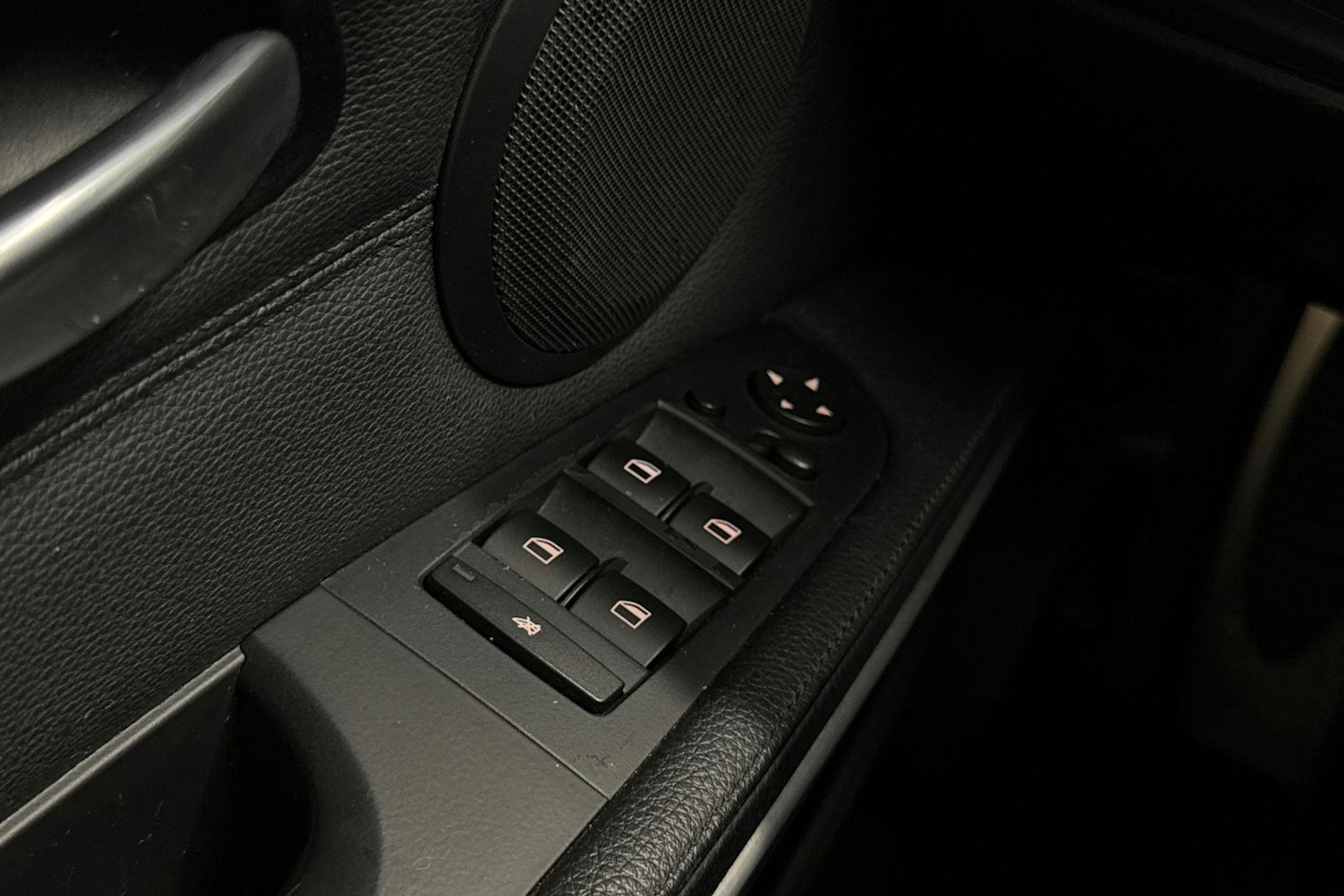 musta BMW 330 2009 kuva 22.