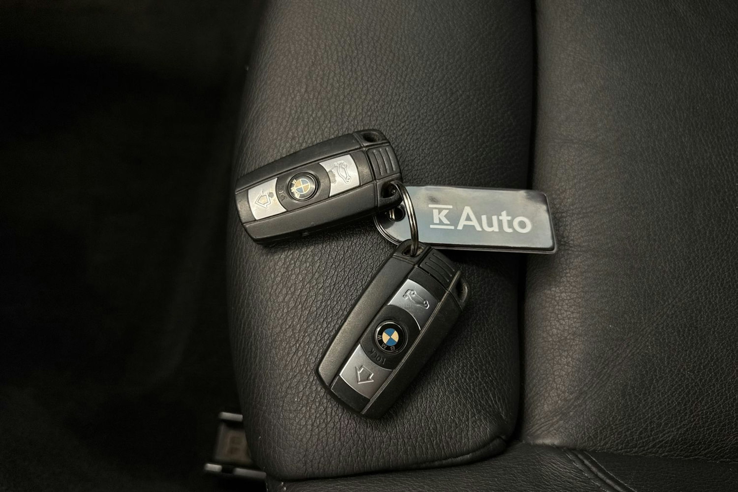 musta BMW 330 2009 kuva 32.