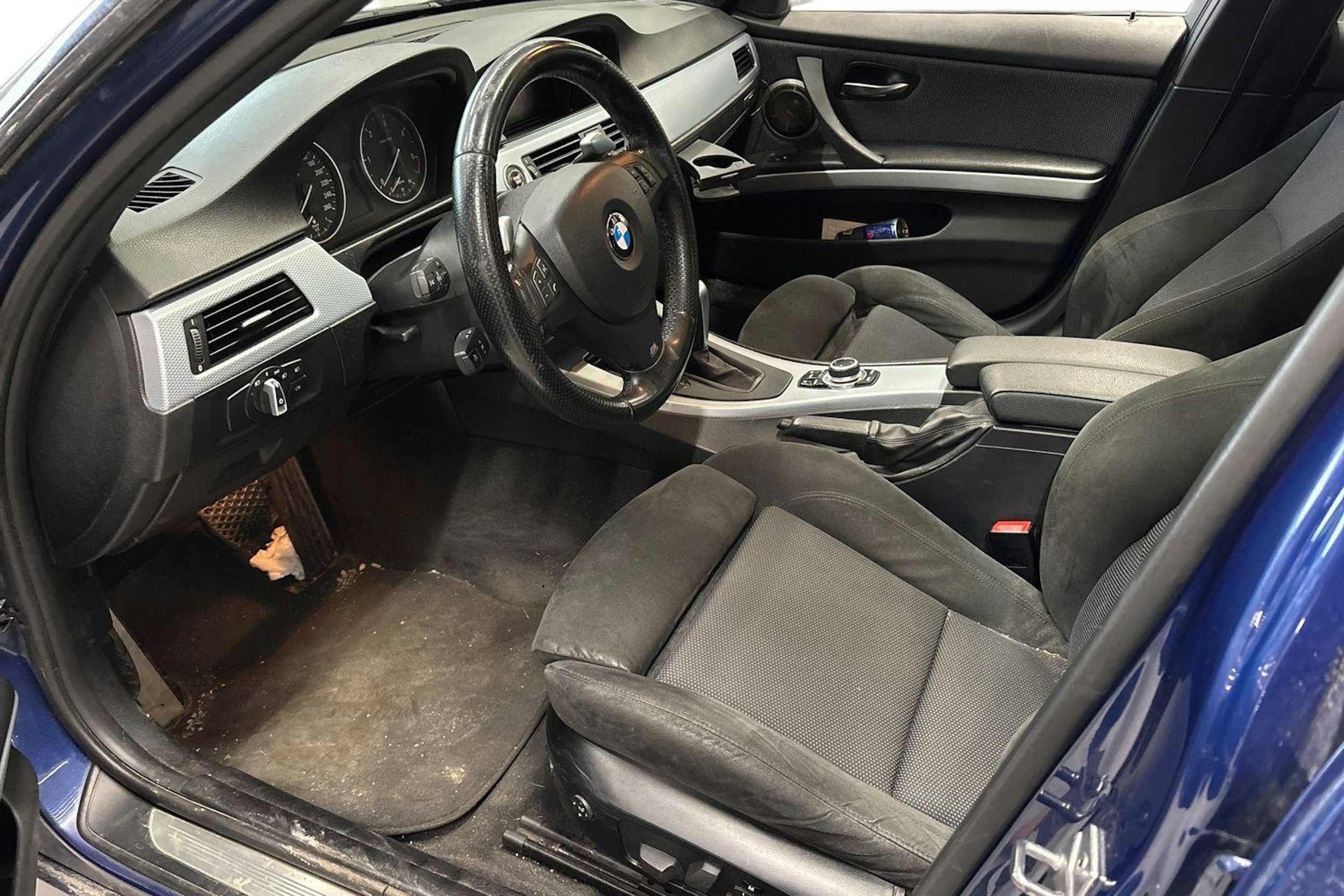 Sininen BMW 330 2010 kuva 3.