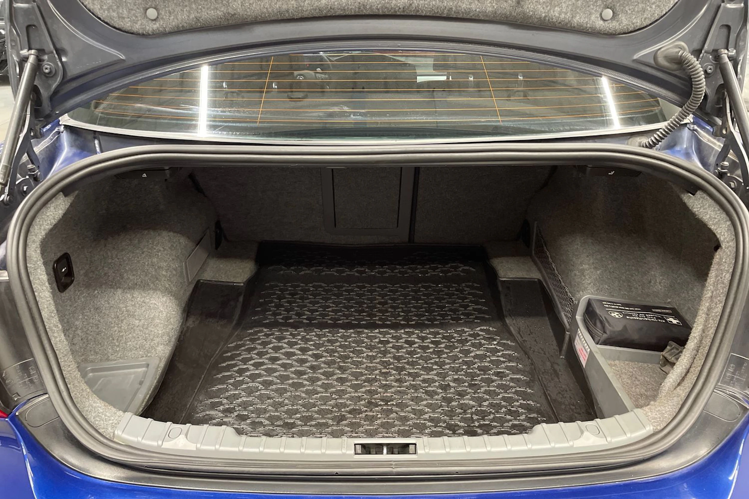 Sininen BMW 330 2010 kuva 11.