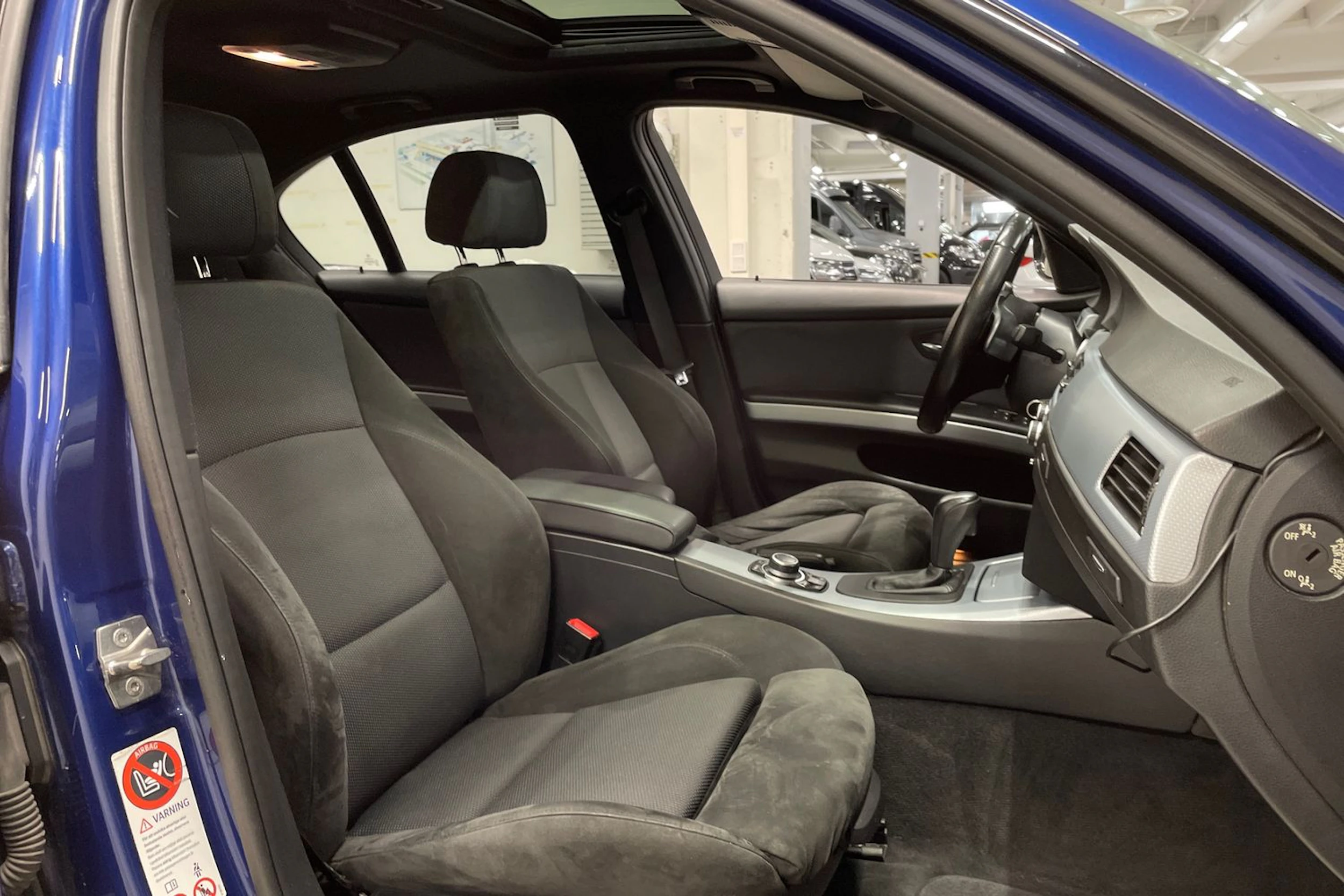 Sininen BMW 330 2010 kuva 25.