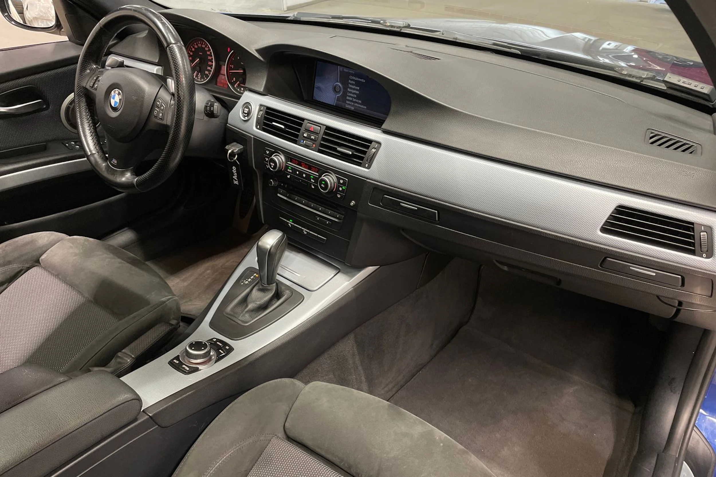 Sininen BMW 330 2010 kuva 26.