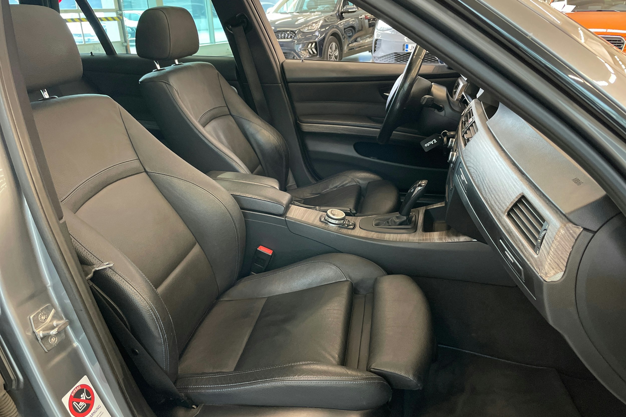 Harmaa BMW 330 2010 kuva 28.