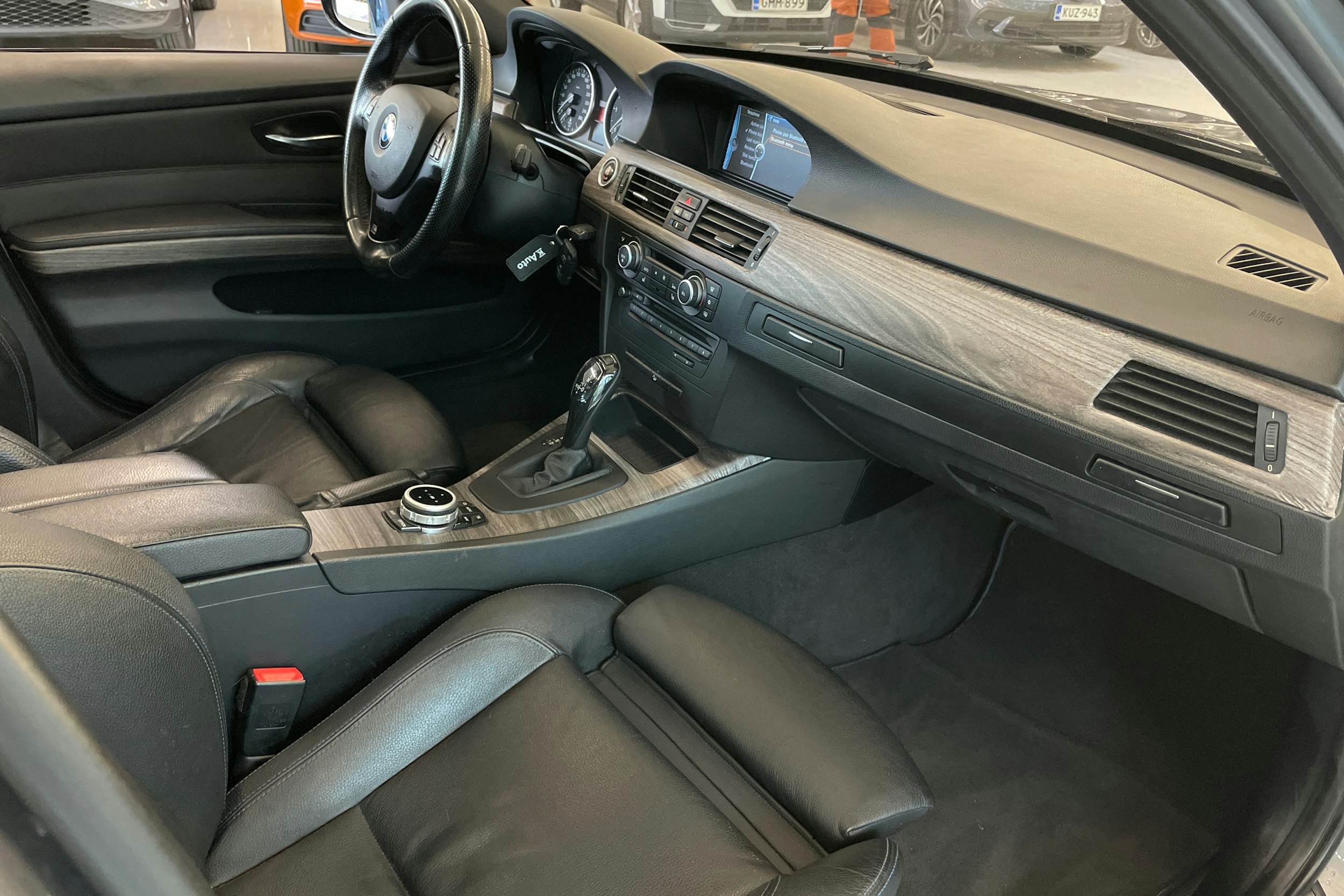 Harmaa BMW 330 2010 kuva 29.