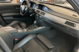 Harmaa BMW 330 2010 kuva 29.