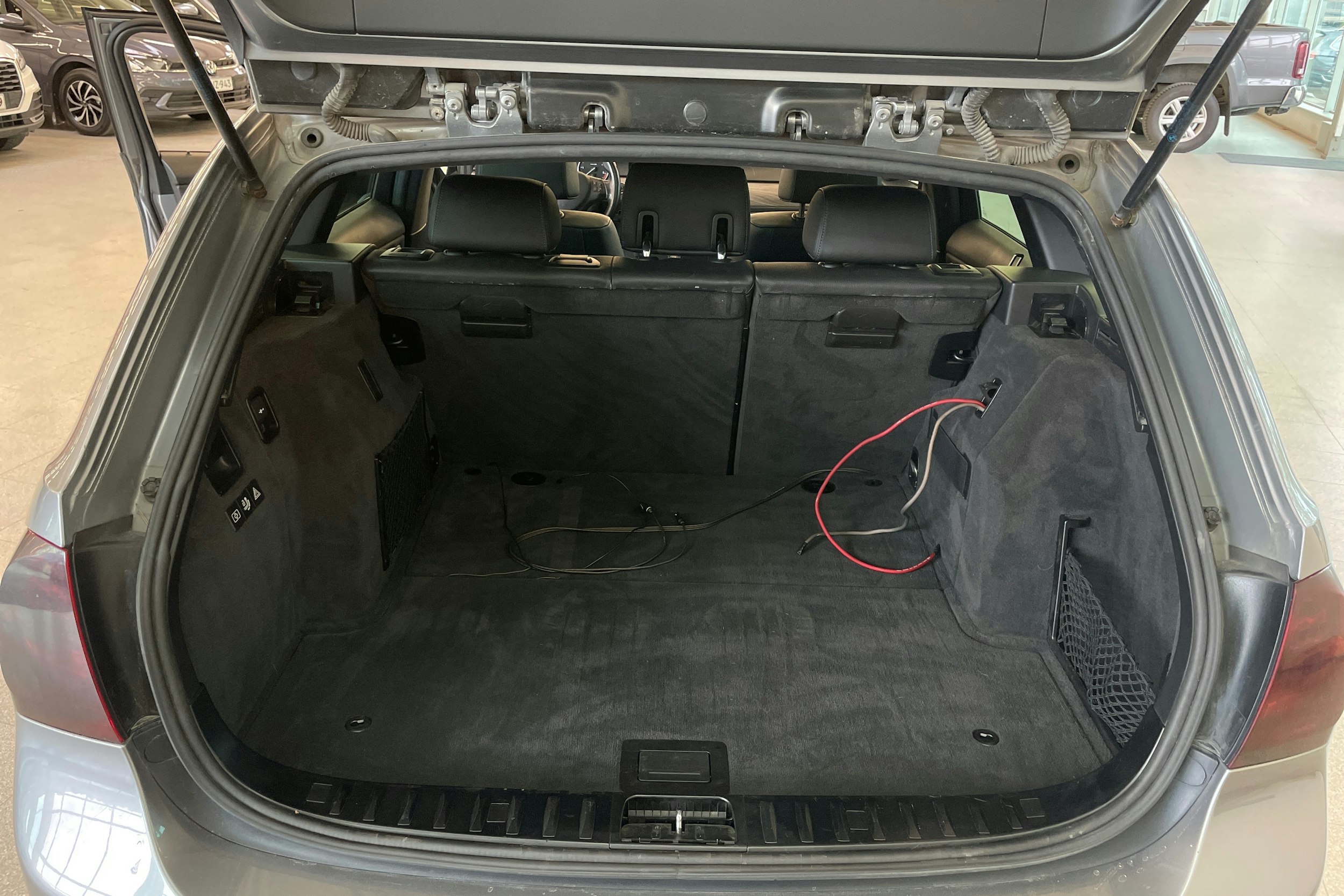 Harmaa BMW 330 2010 kuva 30.
