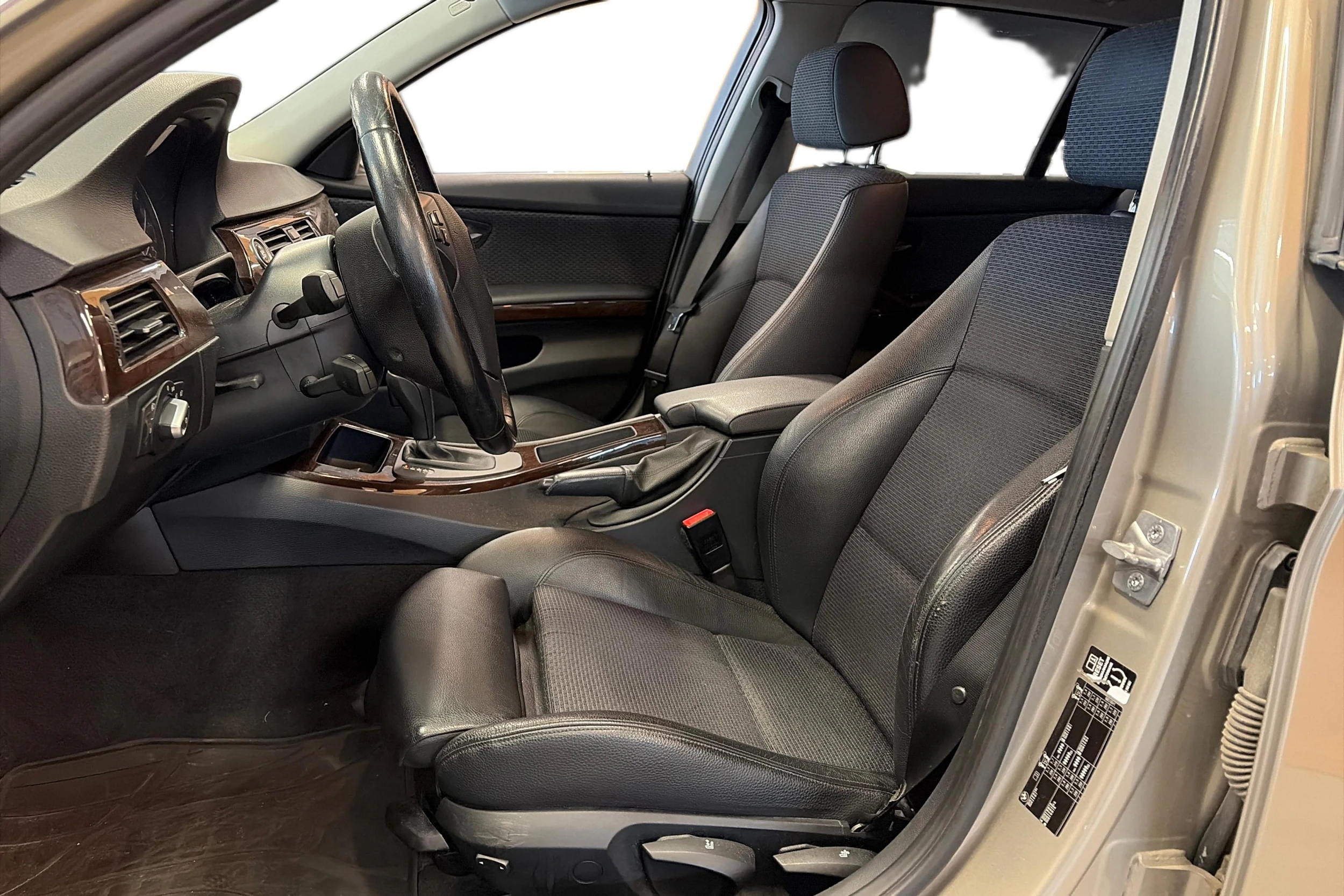 ruskea (beige) BMW 330 2011 kuva 3.