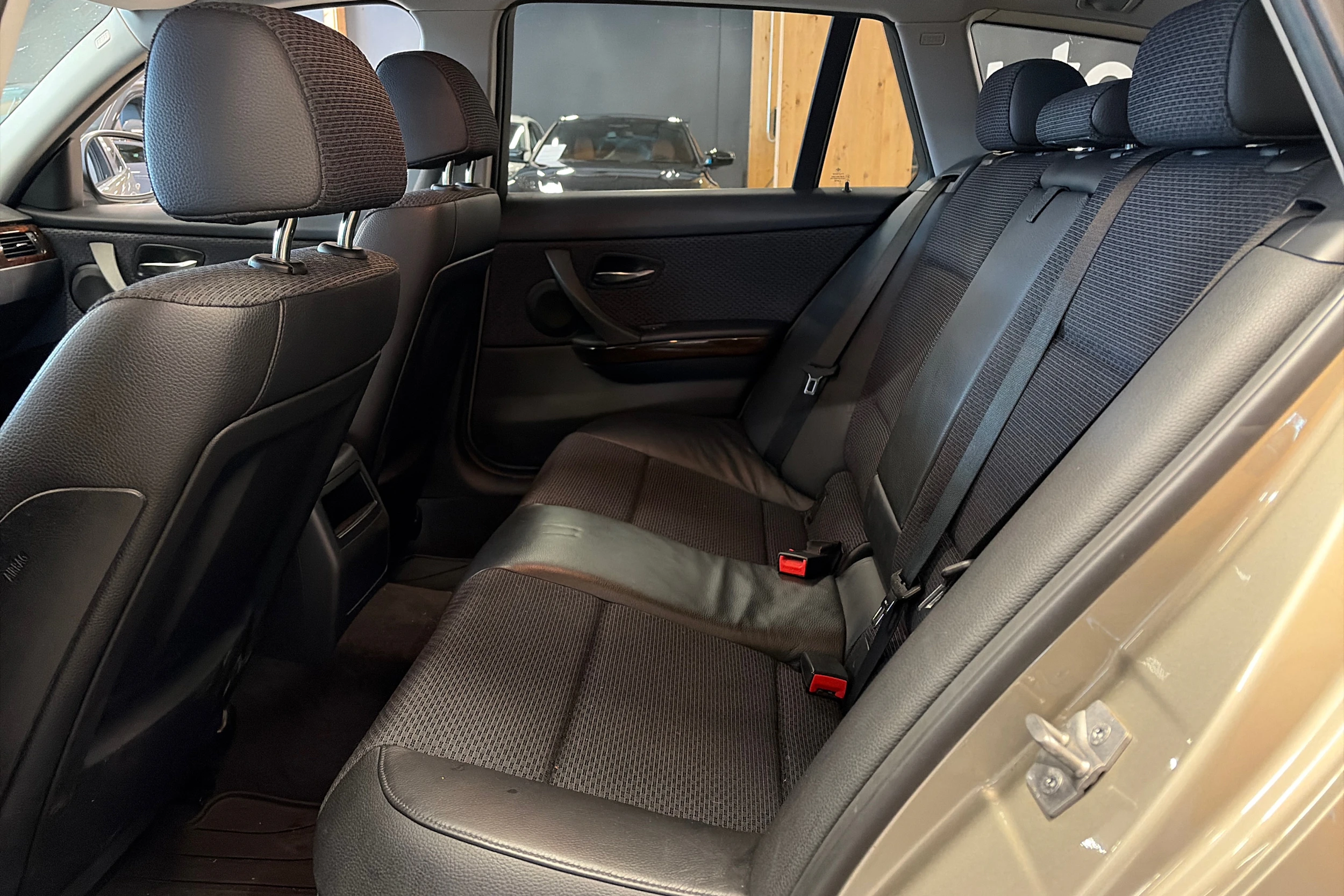 ruskea (beige) BMW 330 2011 kuva 4.