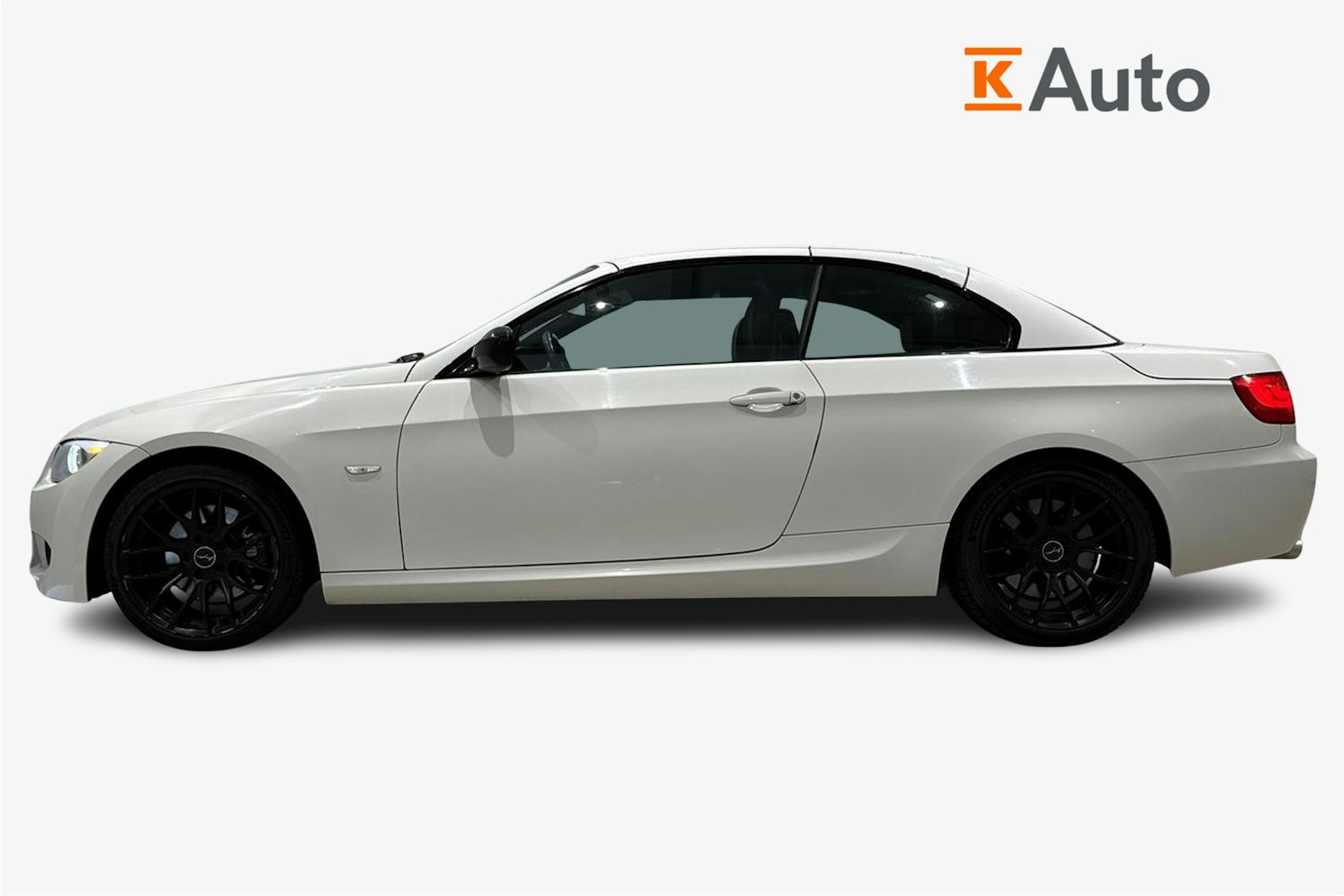 valkoinen BMW 330 2012 kuva 6.