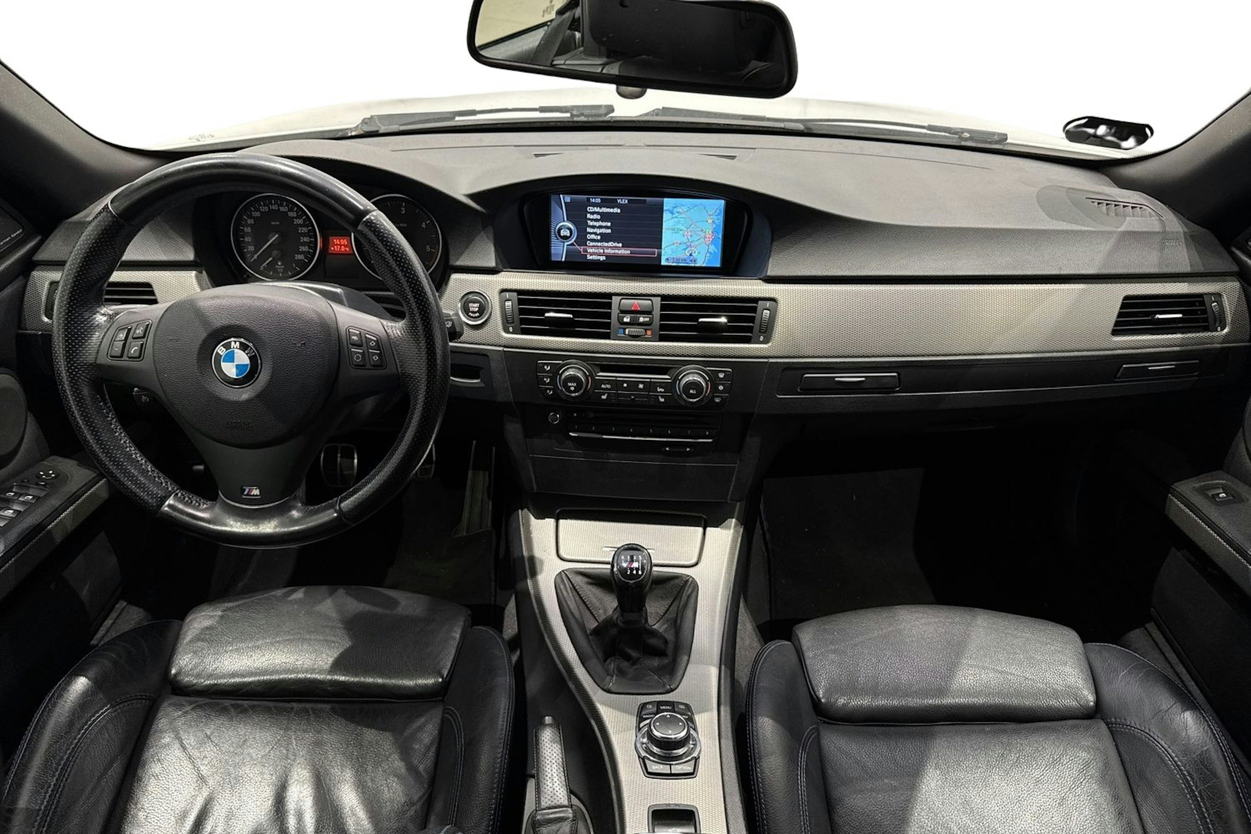 valkoinen BMW 330 2012 kuva 9.