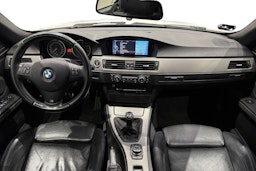 valkoinen BMW 330 2012 kuva 9.