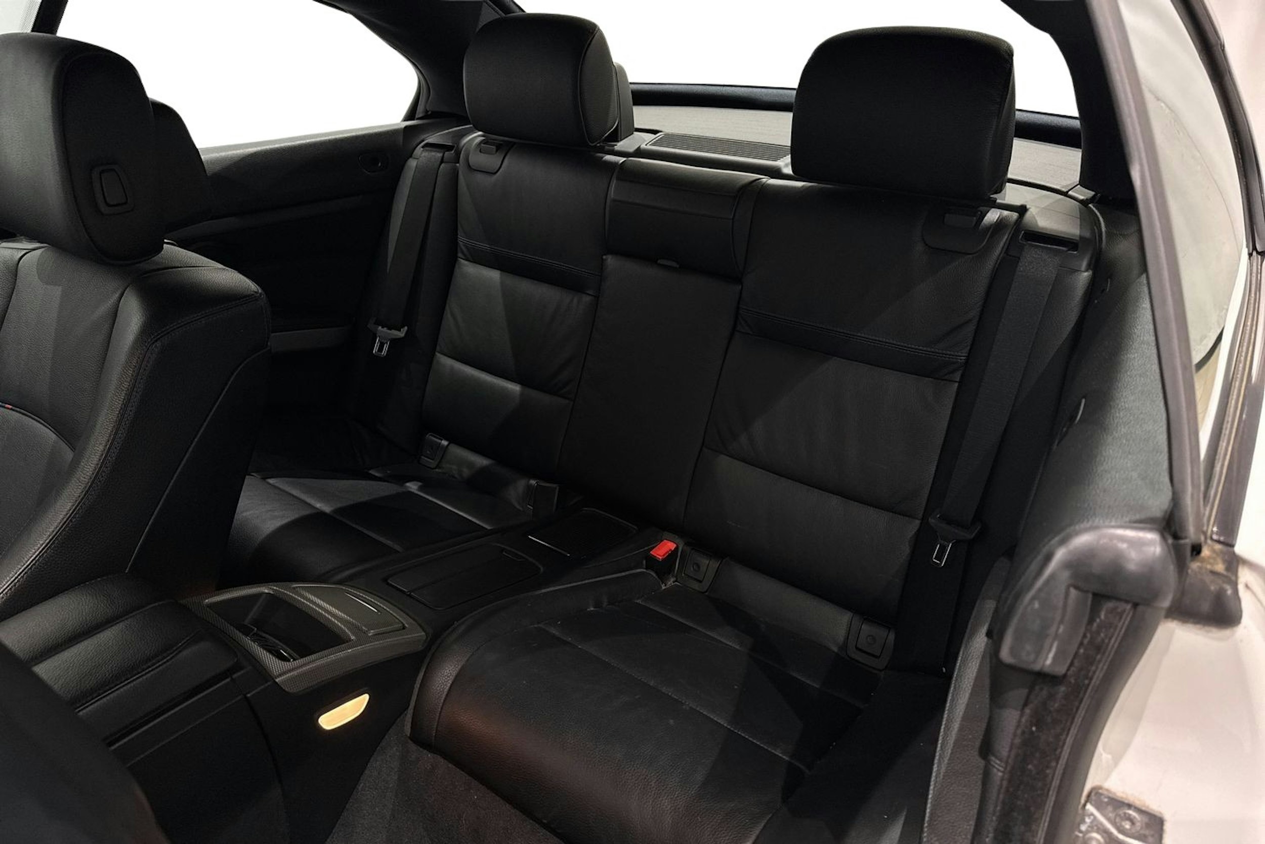 valkoinen BMW 330 2012 kuva 10.