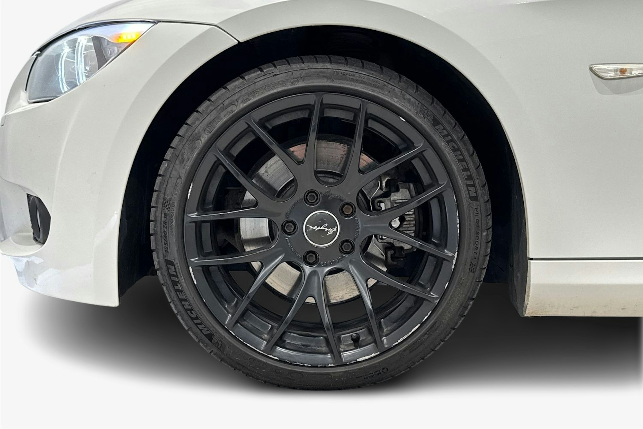 valkoinen BMW 330 2012 kuva 11.