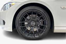 valkoinen BMW 330 2012 kuva 11.