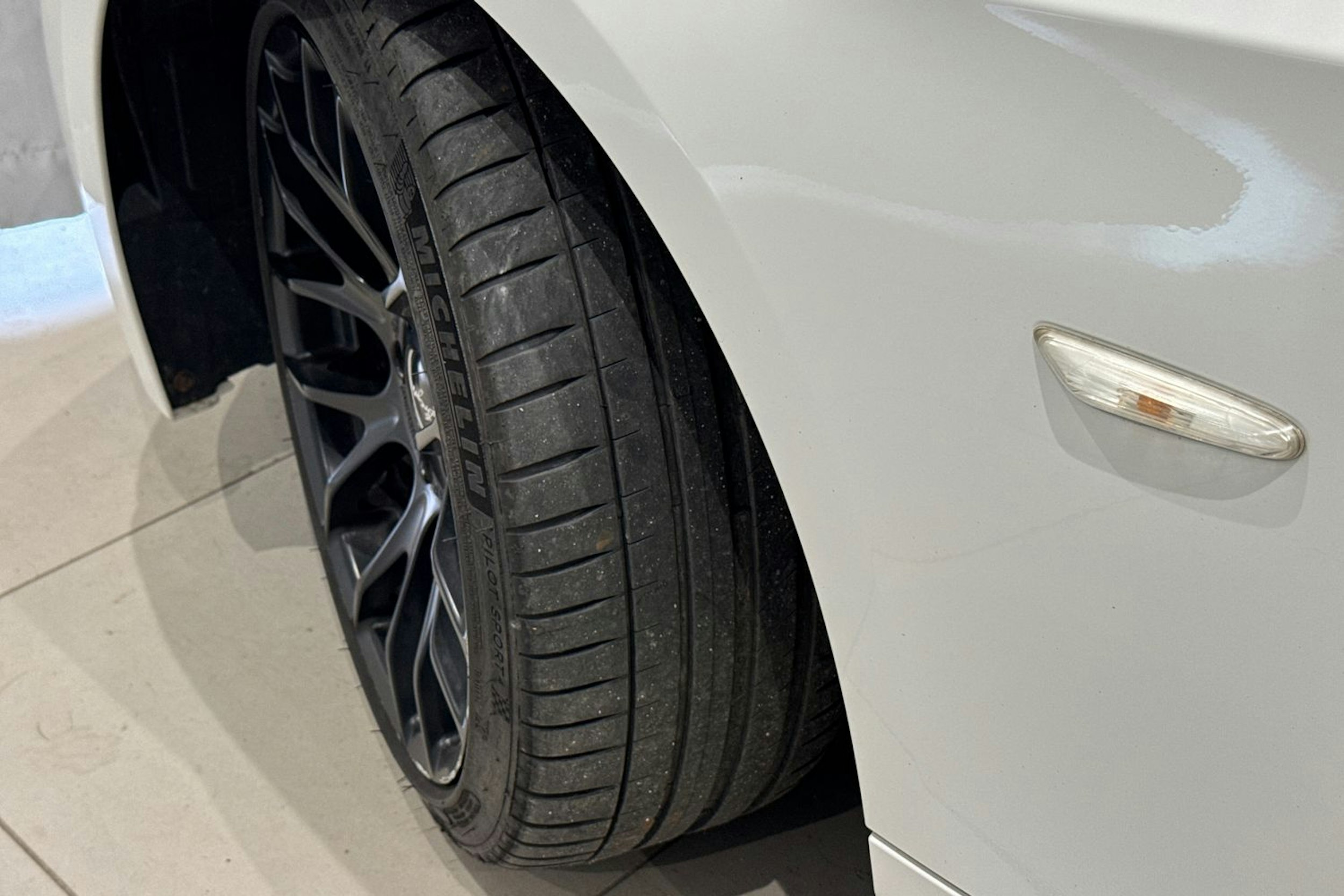 valkoinen BMW 330 2012 kuva 13.