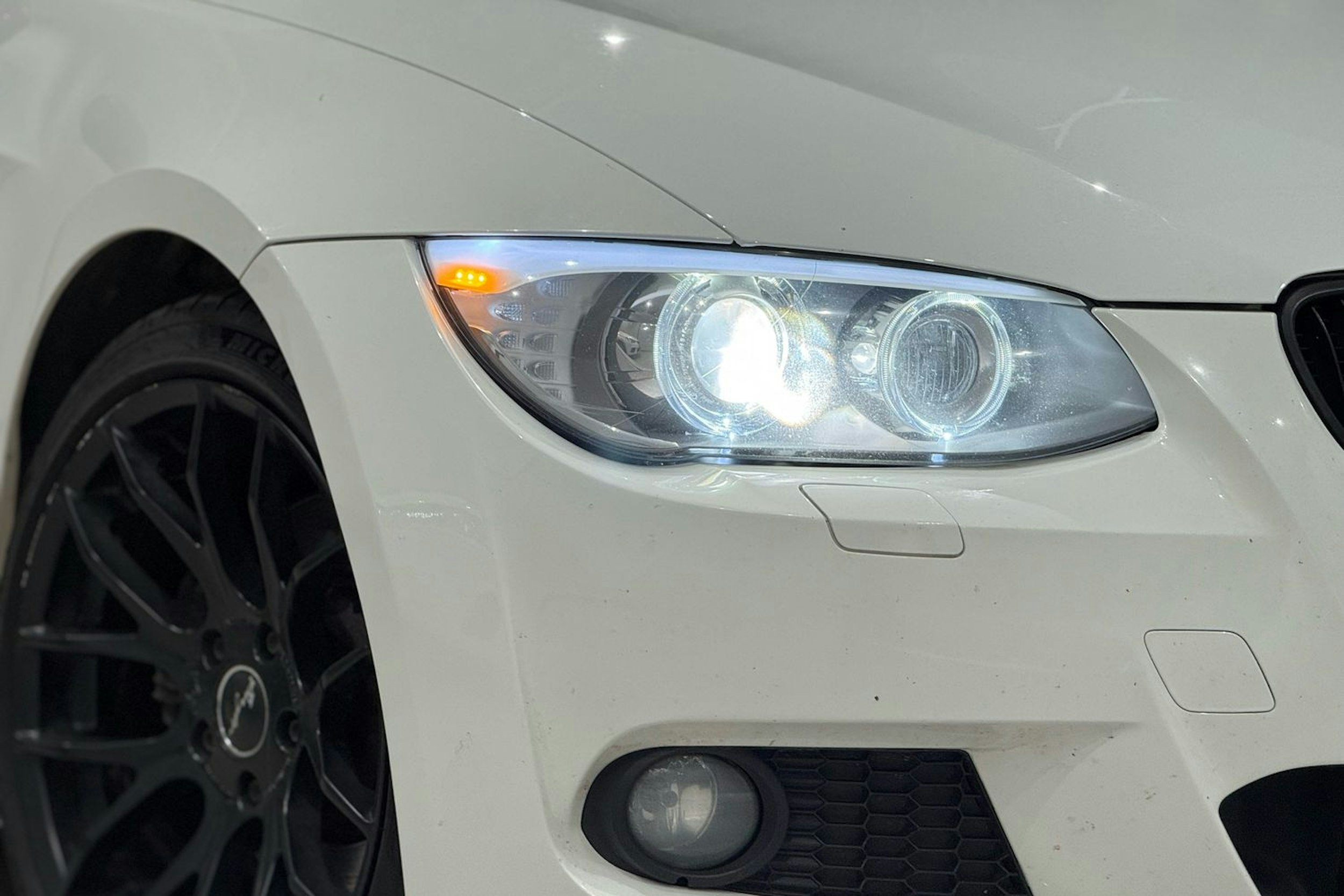valkoinen BMW 330 2012 kuva 16.