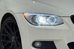 valkoinen BMW 330 2012 kuva 16.