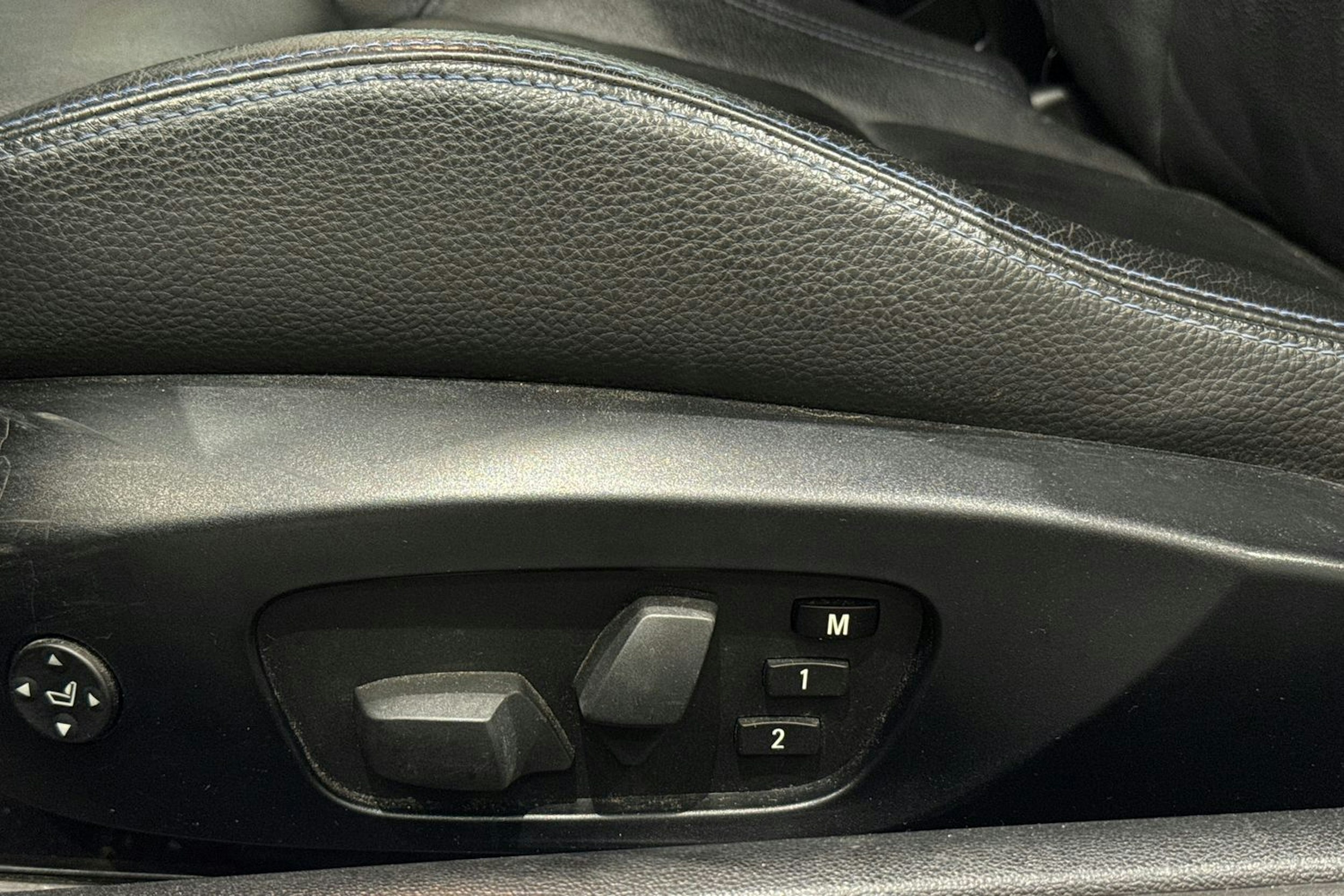 valkoinen BMW 330 2012 kuva 18.