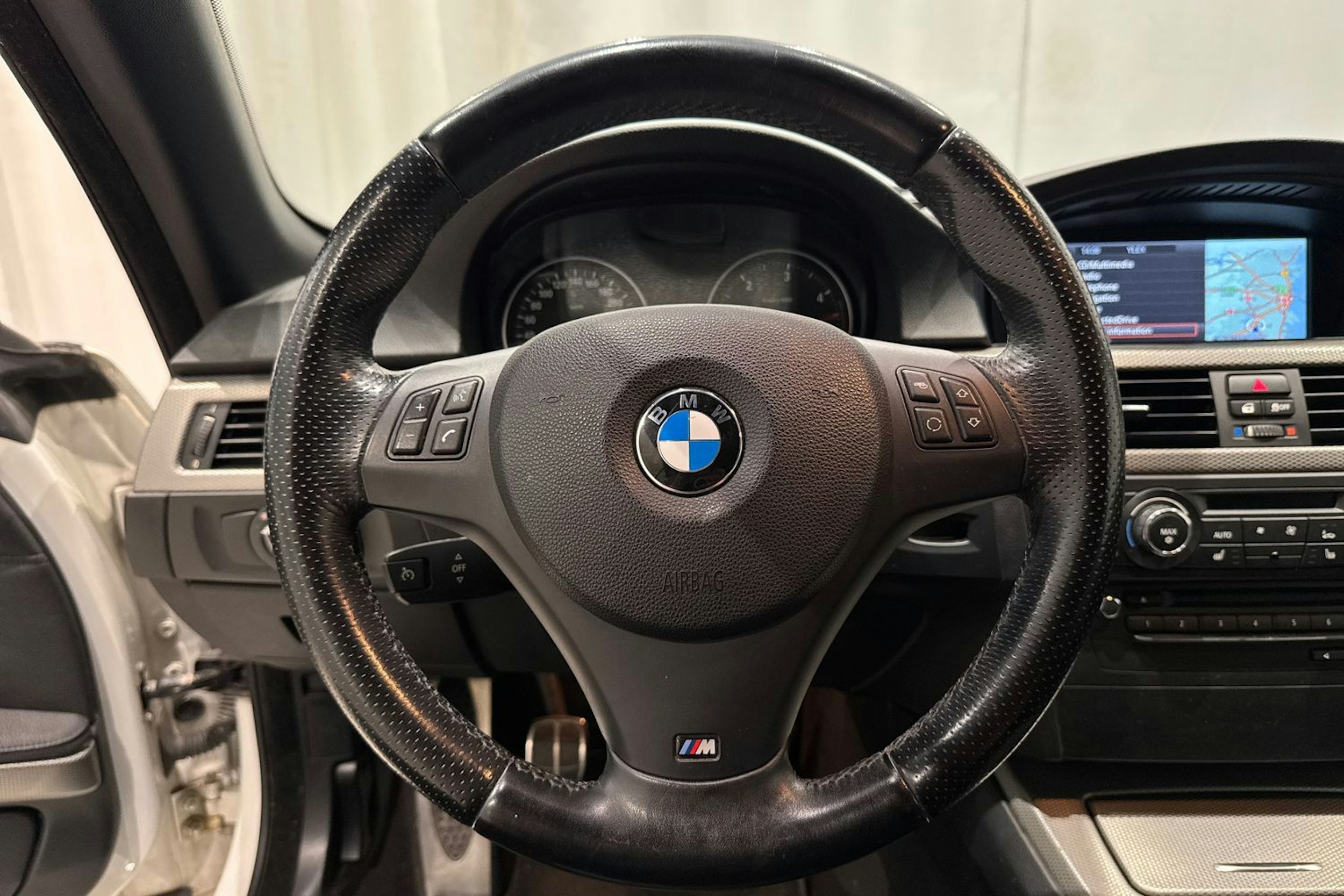 valkoinen BMW 330 2012 kuva 19.