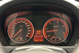 valkoinen BMW 330 2012 kuva 20.