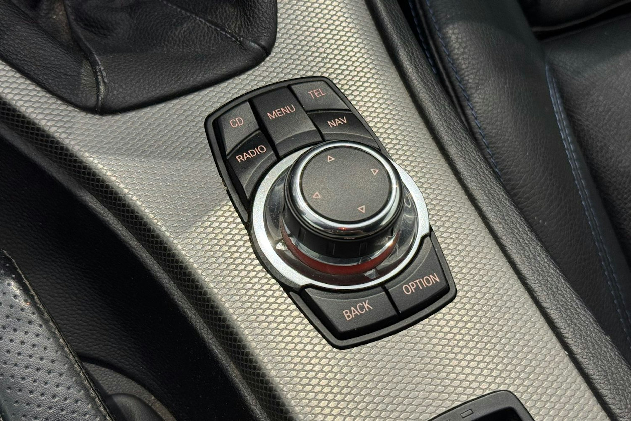 valkoinen BMW 330 2012 kuva 27.