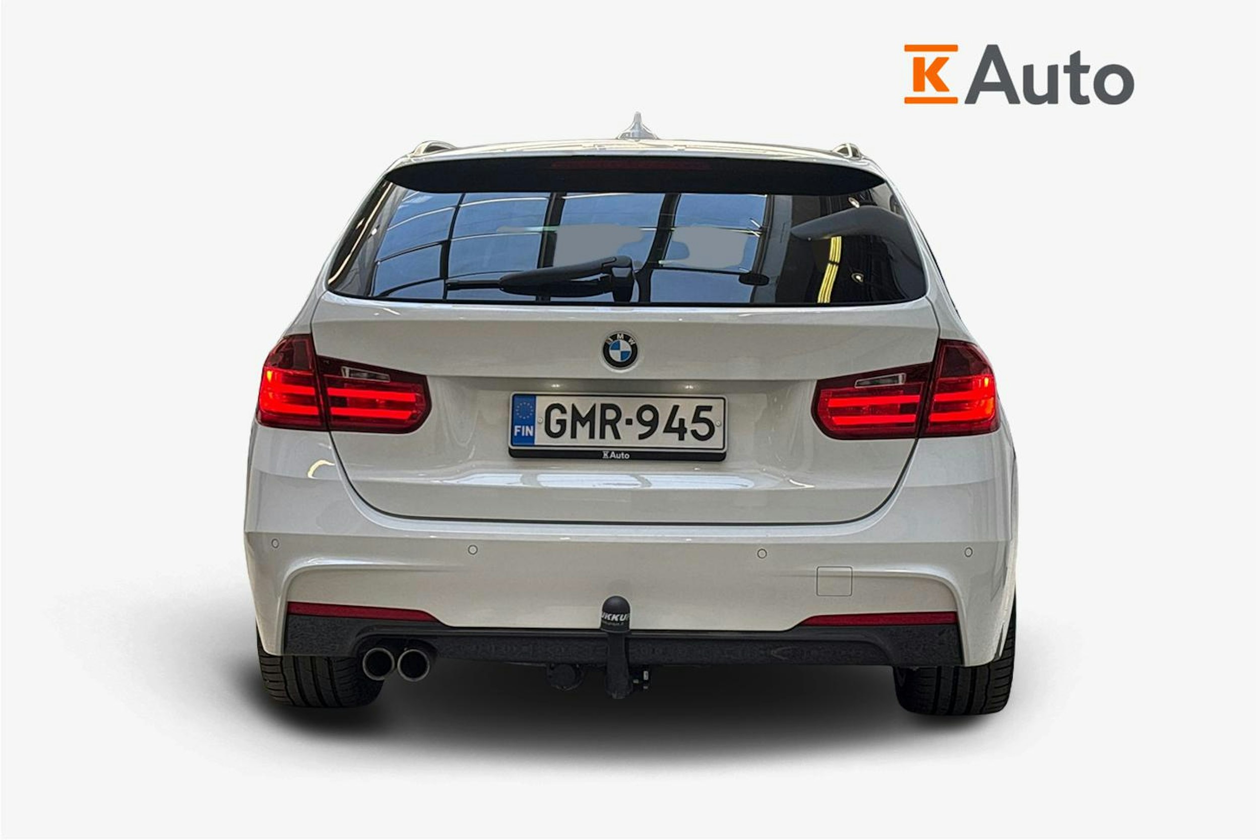 valkoinen BMW 330 2015 kuva 3.