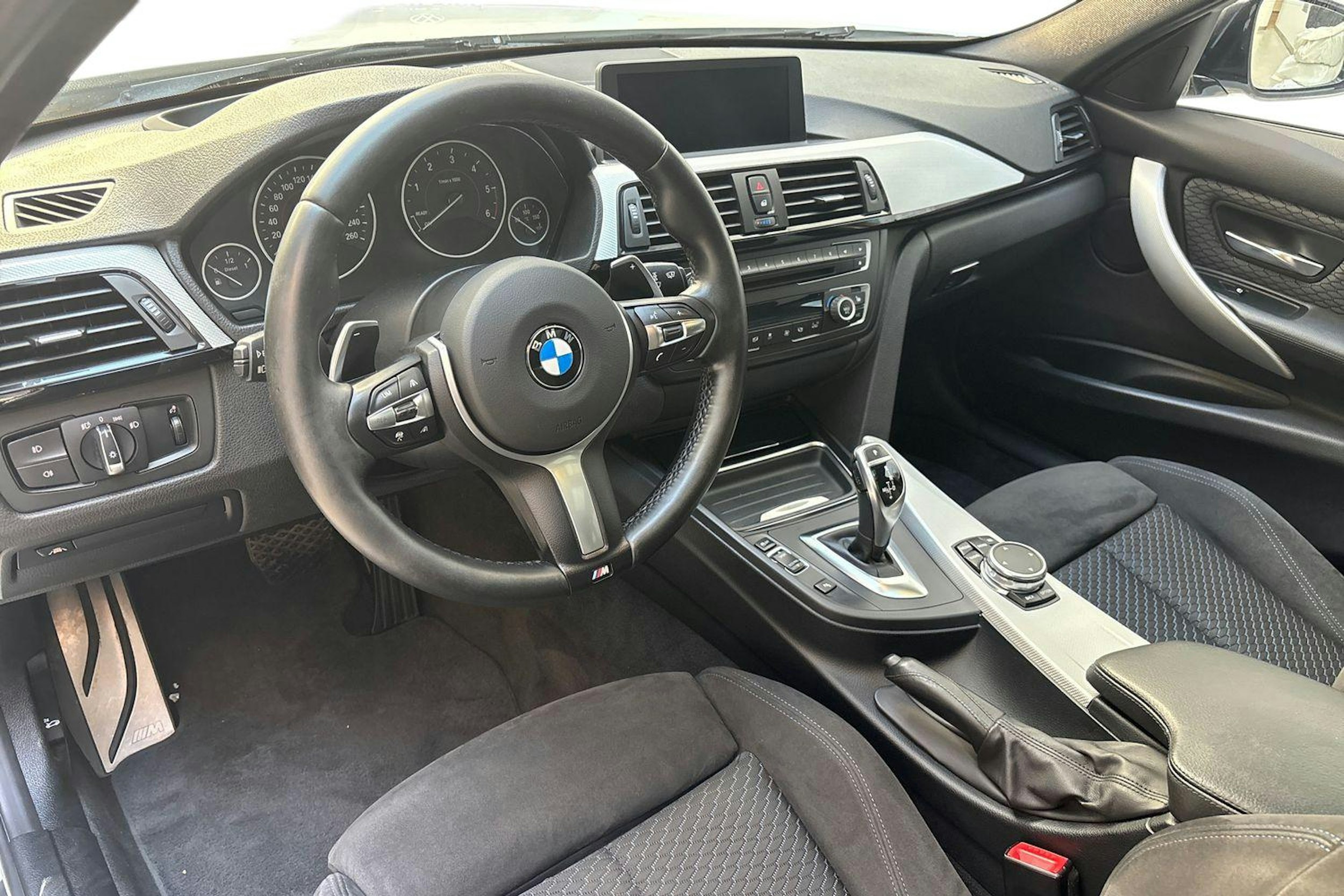 valkoinen BMW 330 2015 kuva 7.