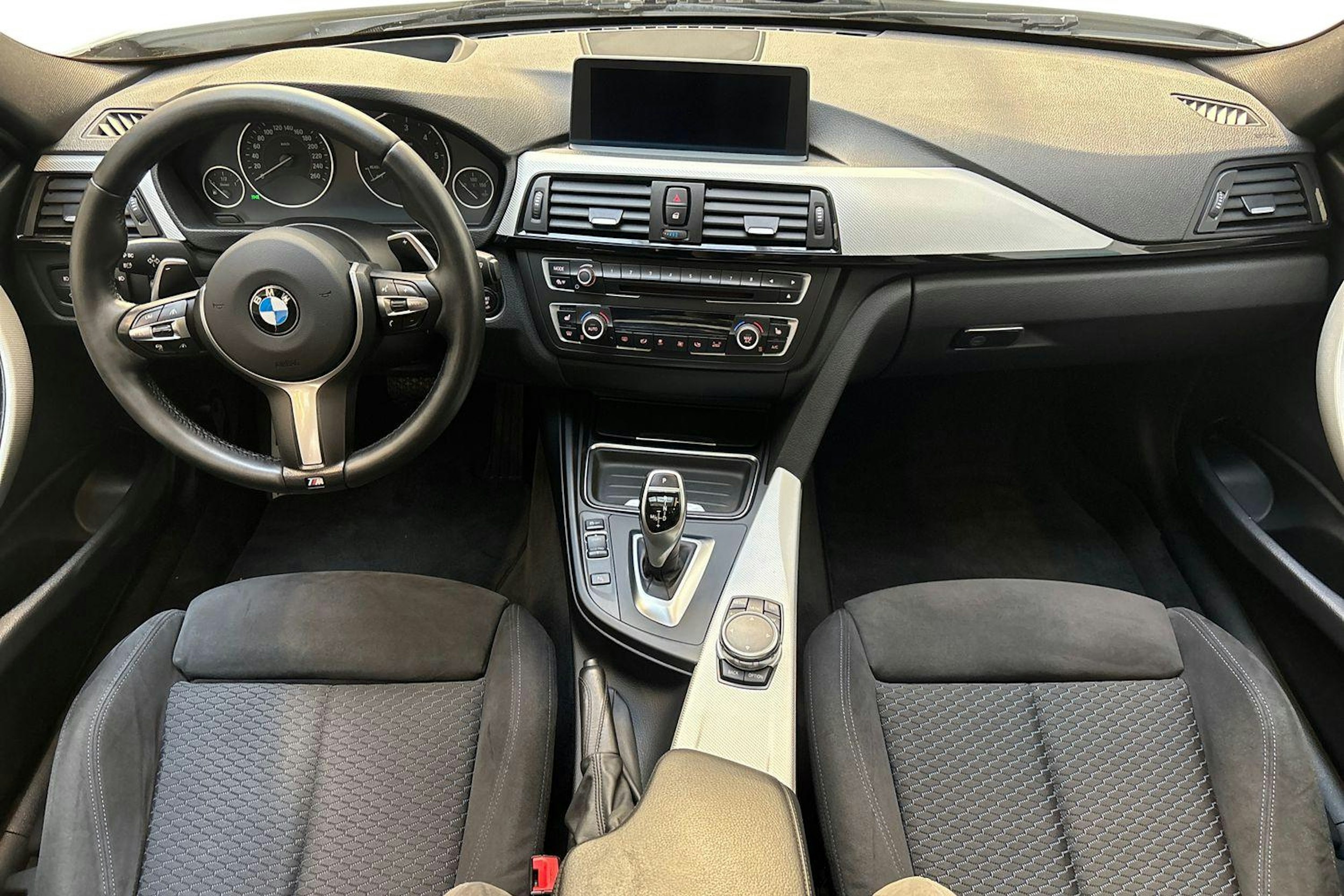 valkoinen BMW 330 2015 kuva 9.