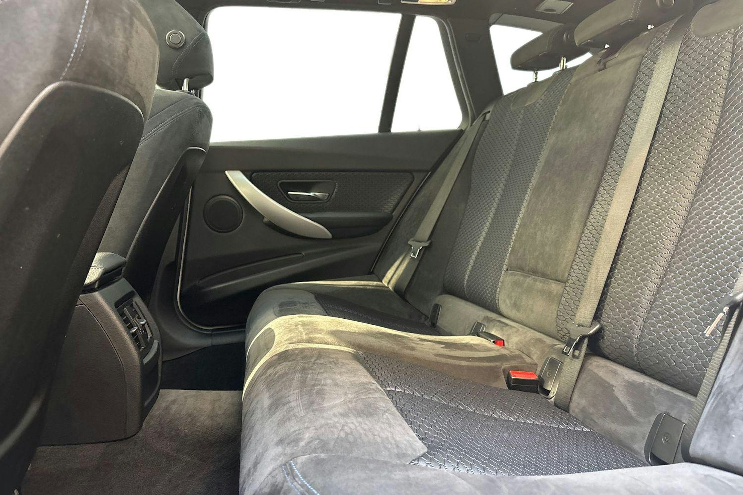 valkoinen BMW 330 2015 kuva 10.