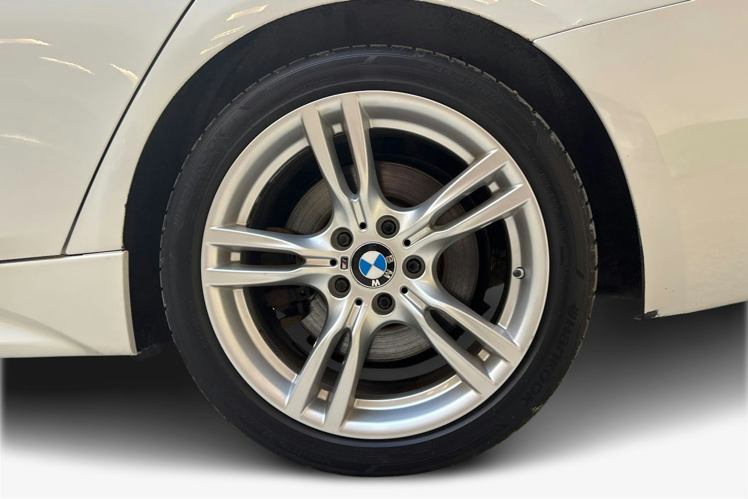 valkoinen BMW 330 2015 kuva 11.