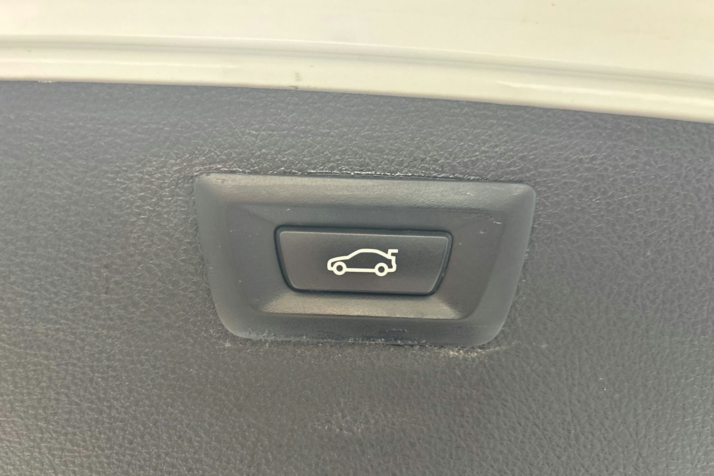 valkoinen BMW 330 2015 kuva 14.