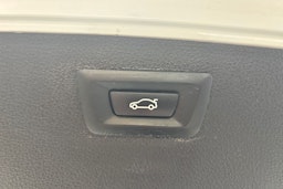 valkoinen BMW 330 2015 kuva 14.