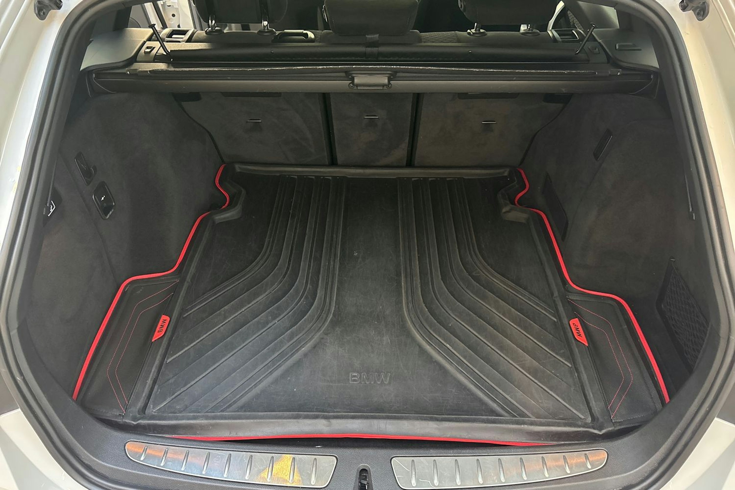 valkoinen BMW 330 2015 kuva 15.