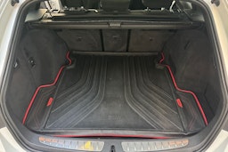 valkoinen BMW 330 2015 kuva 15.