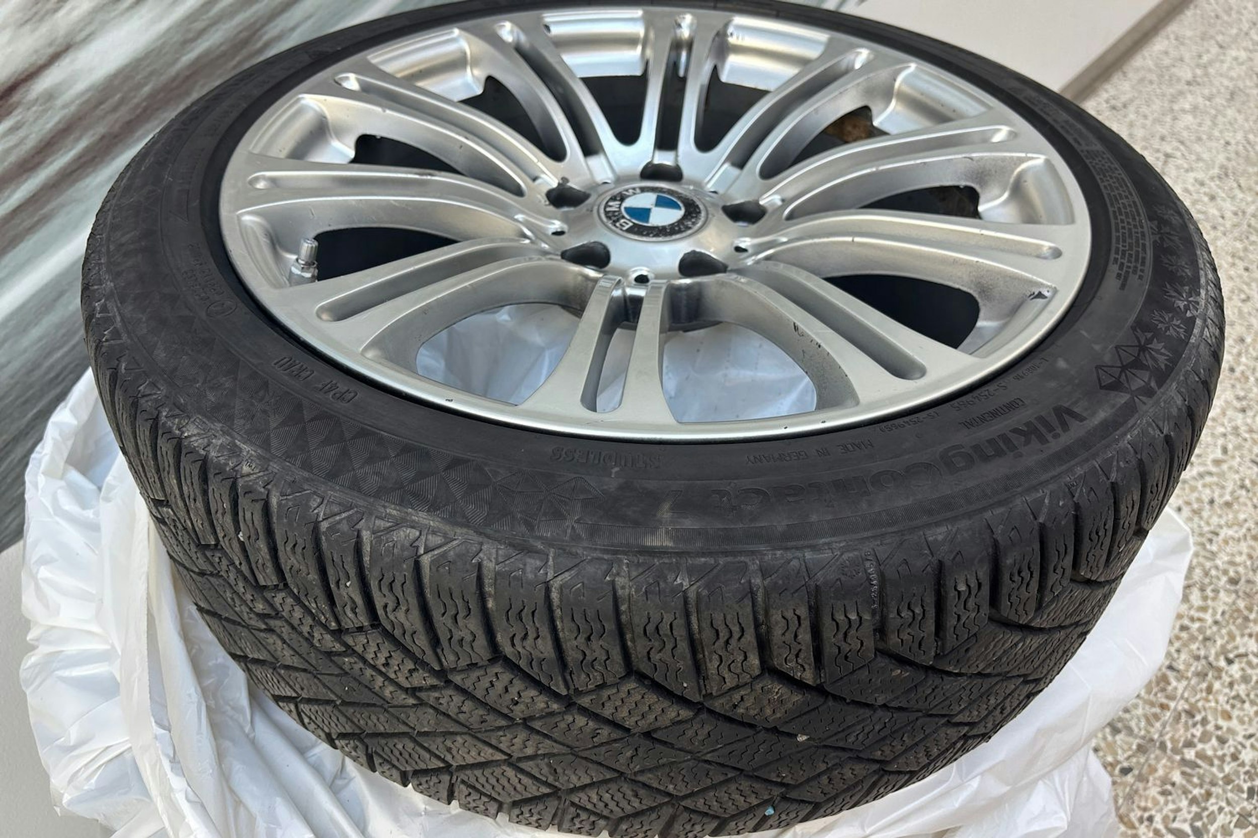 valkoinen BMW 330 2015 kuva 17.