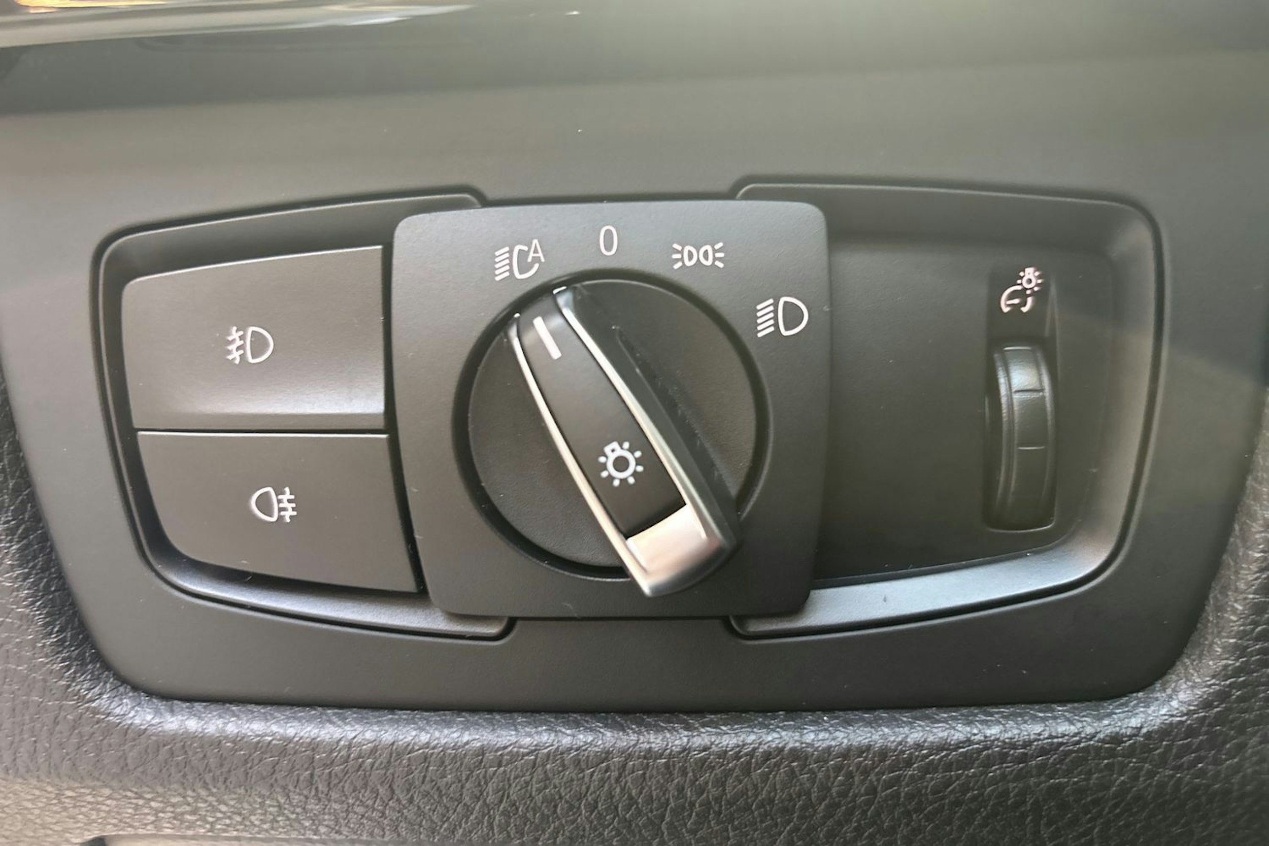 valkoinen BMW 330 2015 kuva 18.