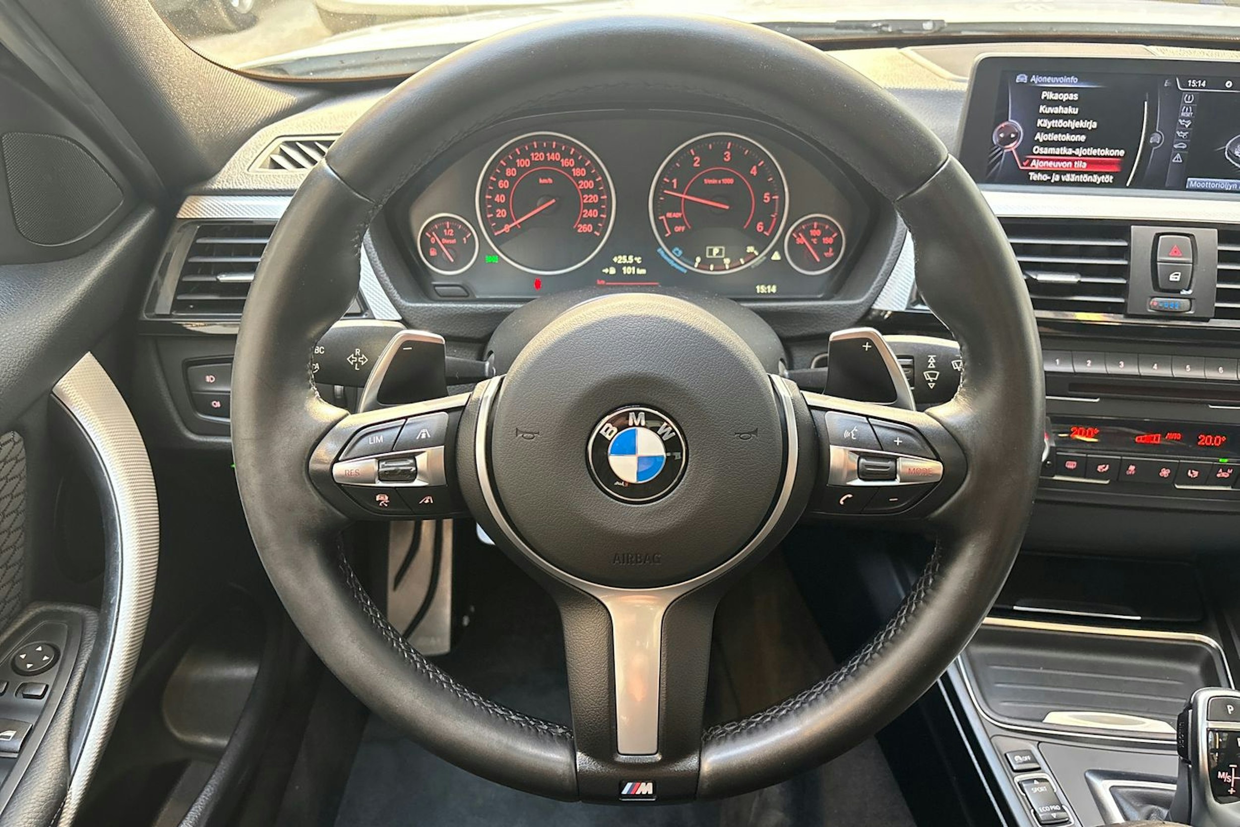 valkoinen BMW 330 2015 kuva 19.