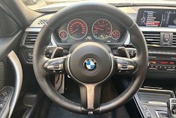 valkoinen BMW 330 2015 kuva 19.