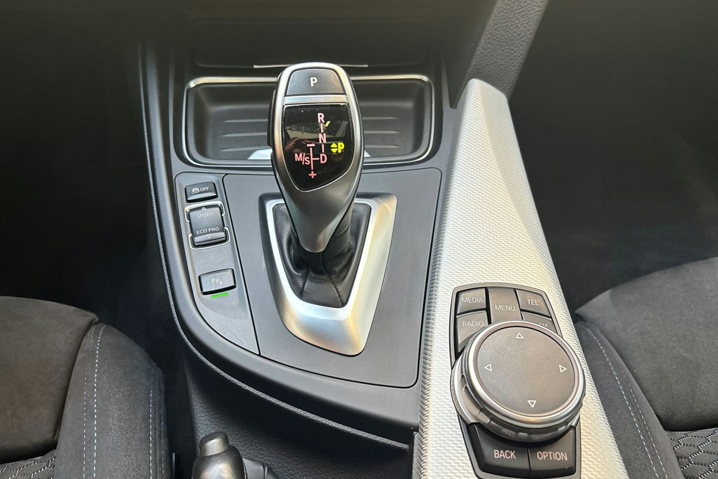 valkoinen BMW 330 2015 kuva 25.