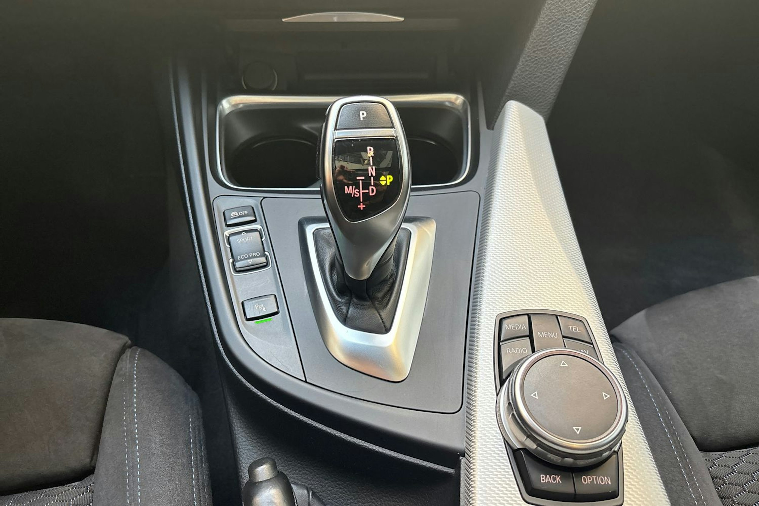 valkoinen BMW 330 2015 kuva 26.