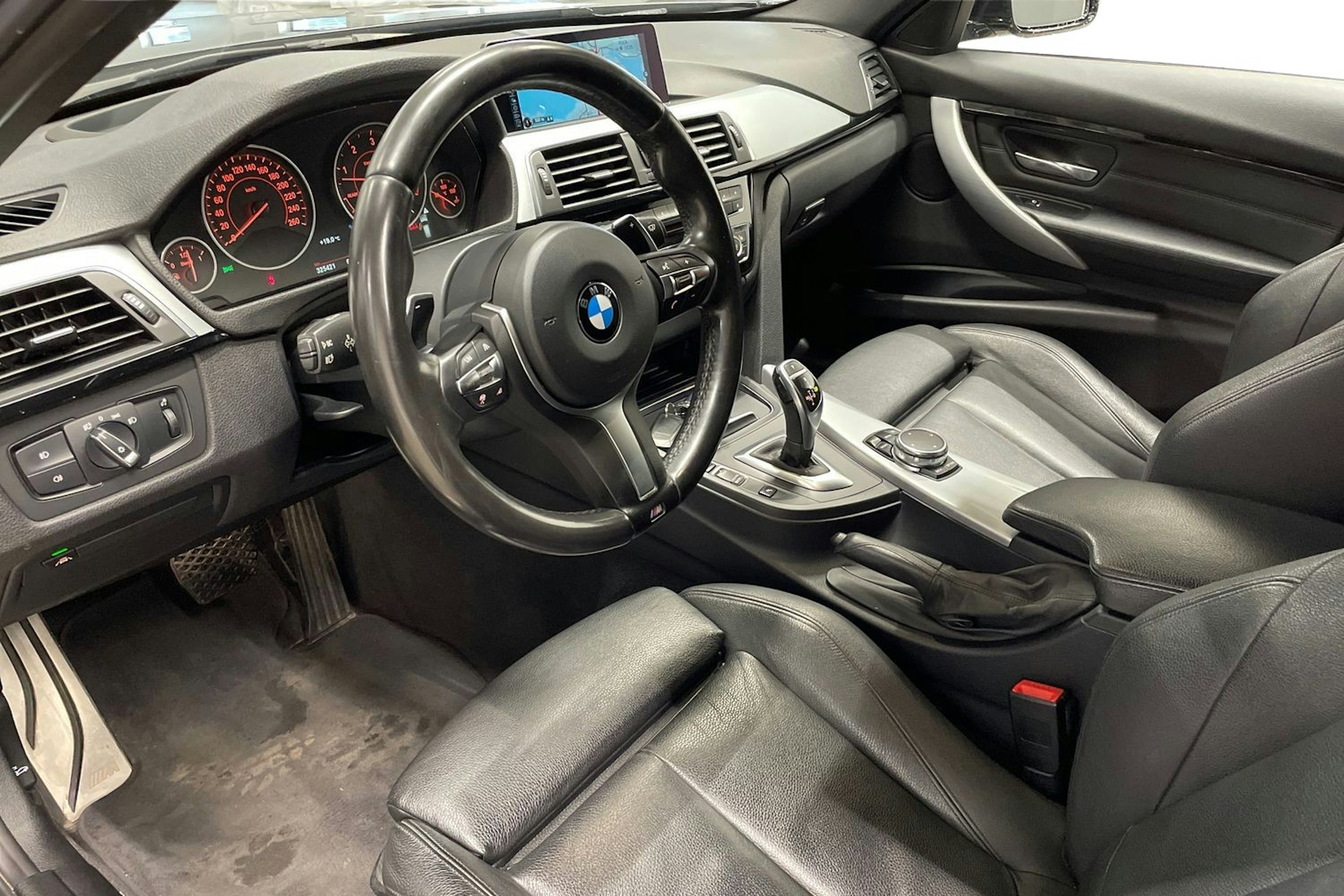 harmaa BMW 330 2015 kuva 7.