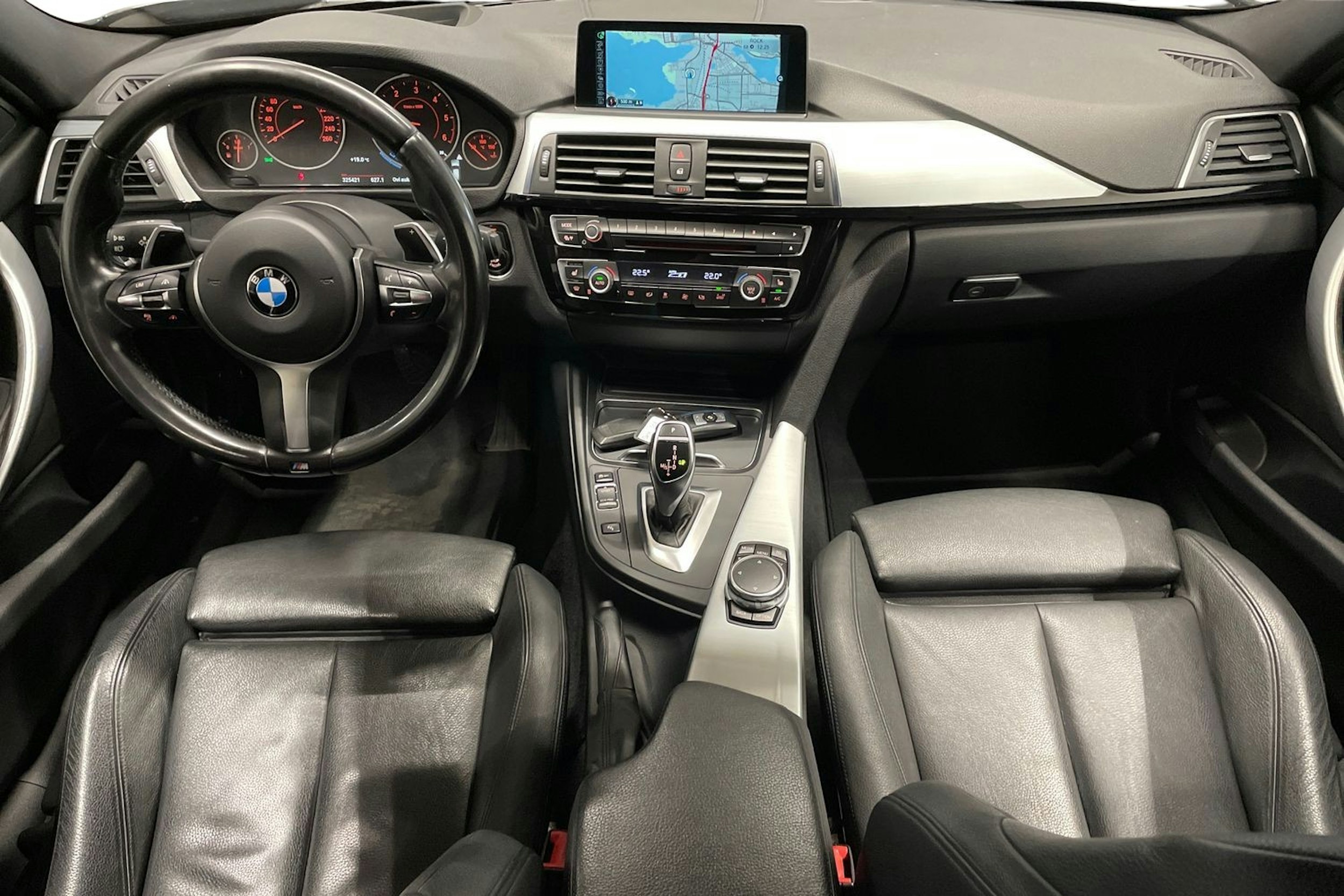 harmaa BMW 330 2015 kuva 9.