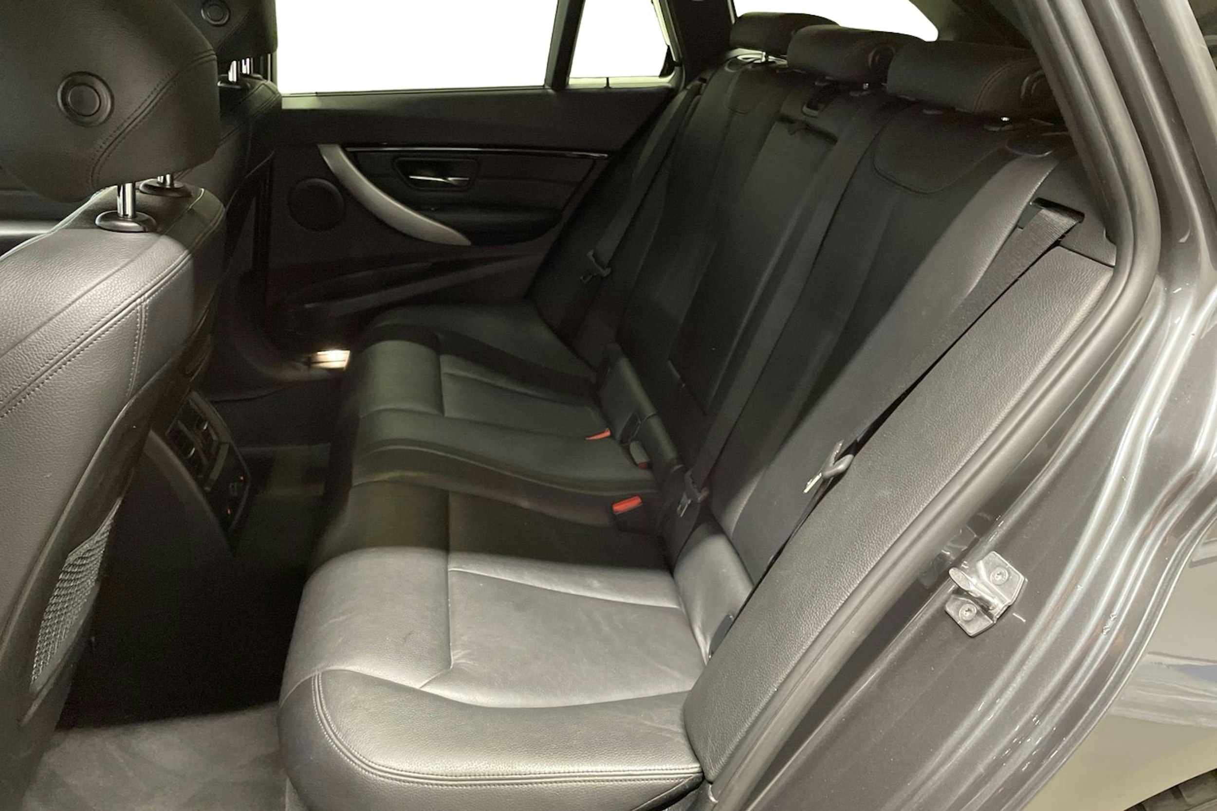 harmaa BMW 330 2015 kuva 10.