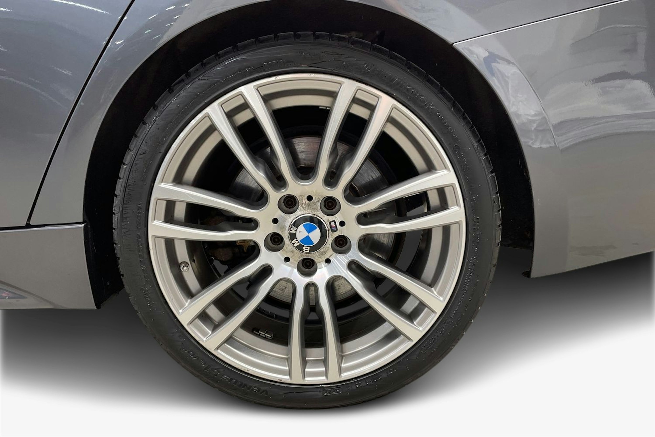 harmaa BMW 330 2015 kuva 11.
