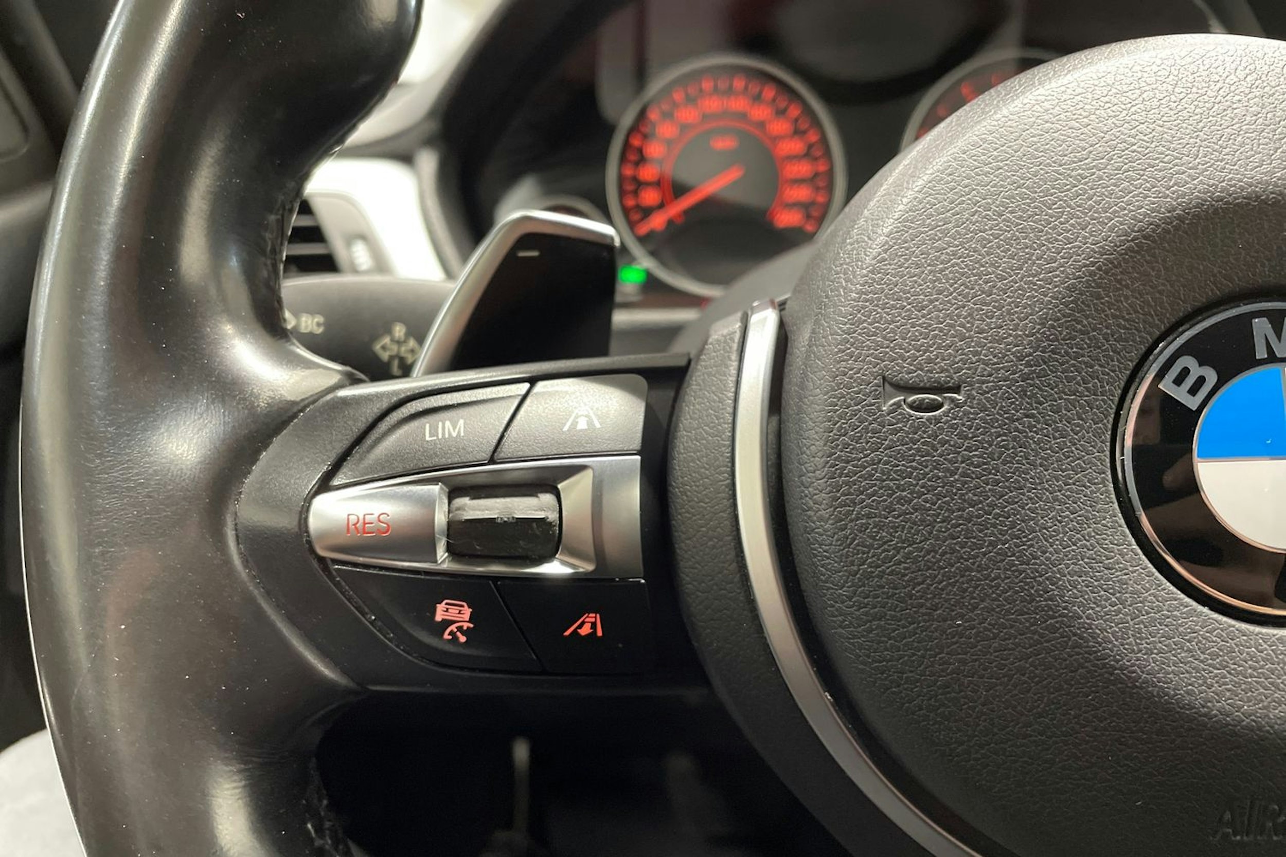 harmaa BMW 330 2015 kuva 26.