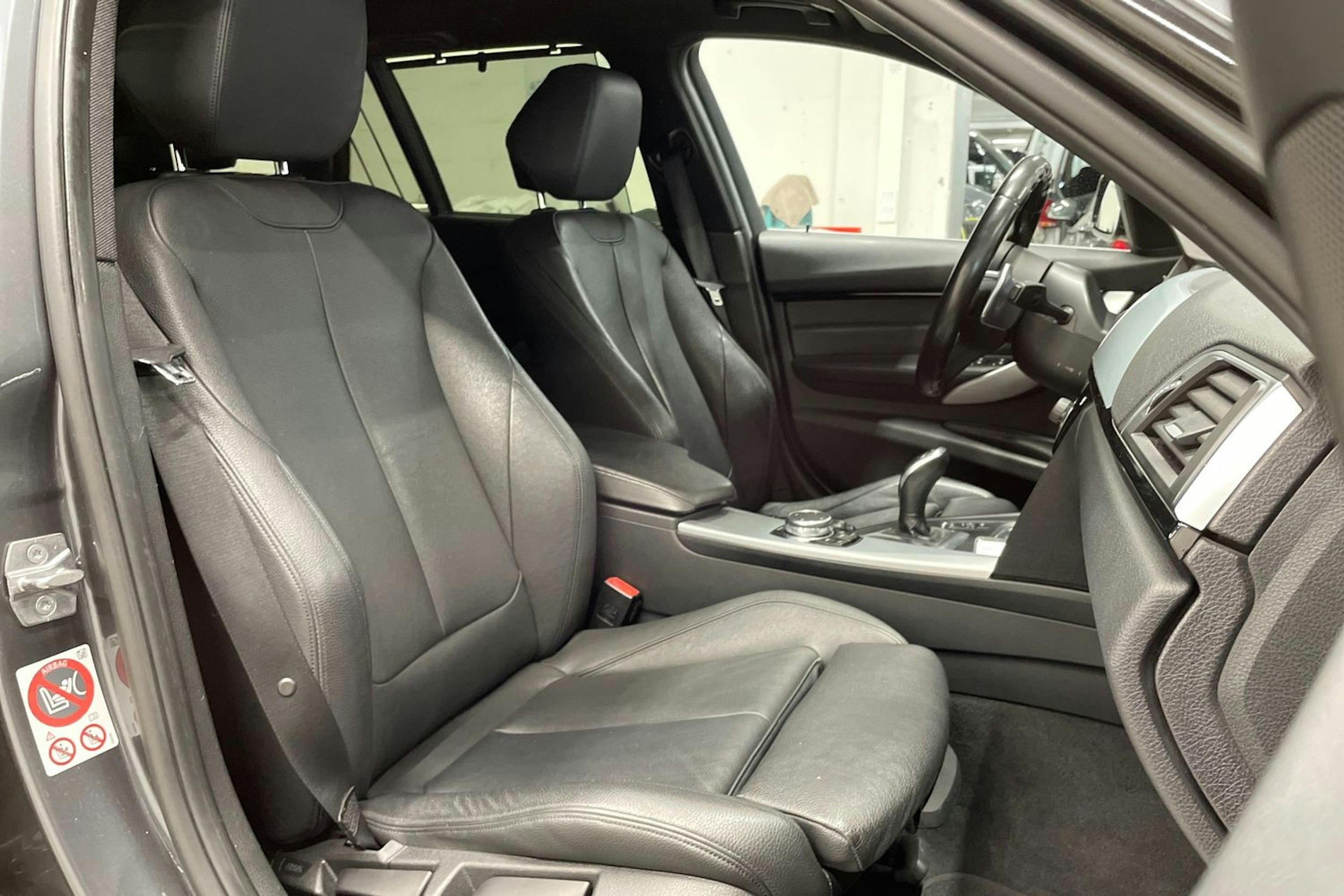 harmaa BMW 330 2015 kuva 28.