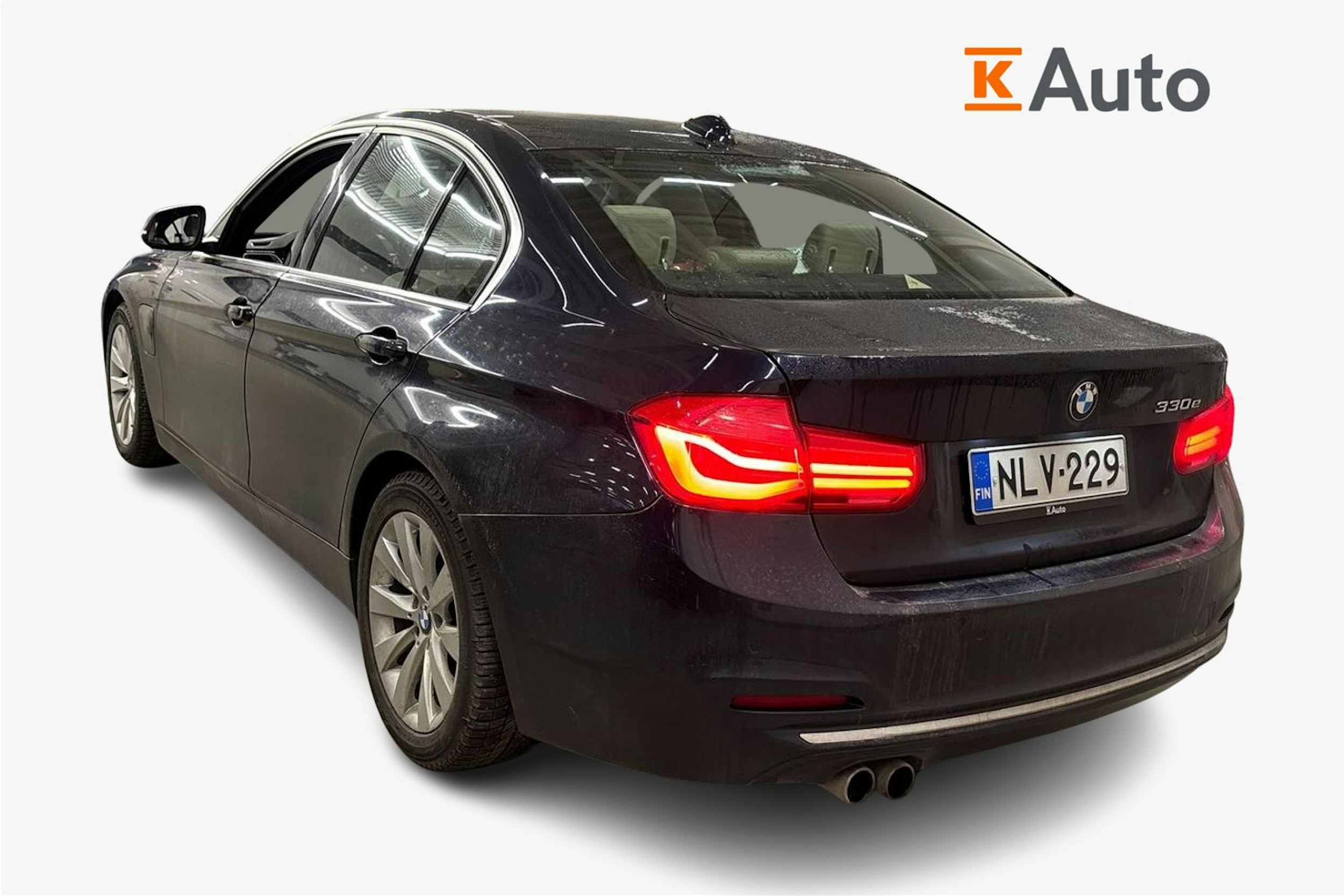 sininen BMW 330 2016 kuva 2.