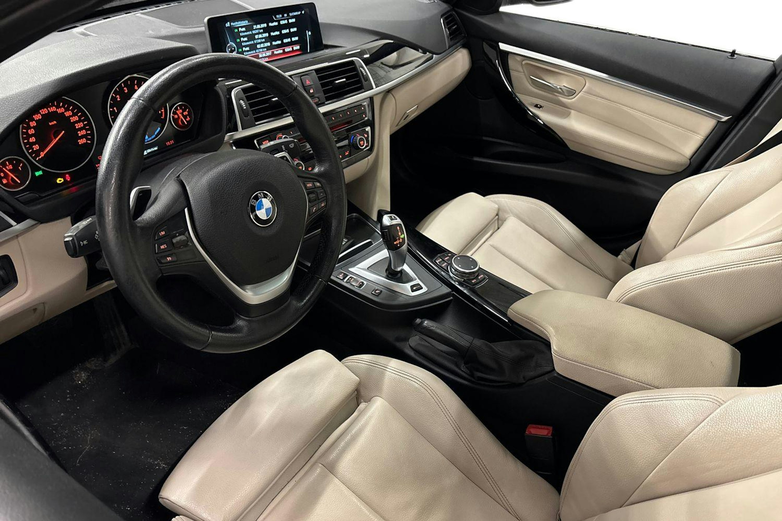 sininen BMW 330 2016 kuva 3.