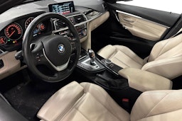 sininen BMW 330 2016 kuva 3.